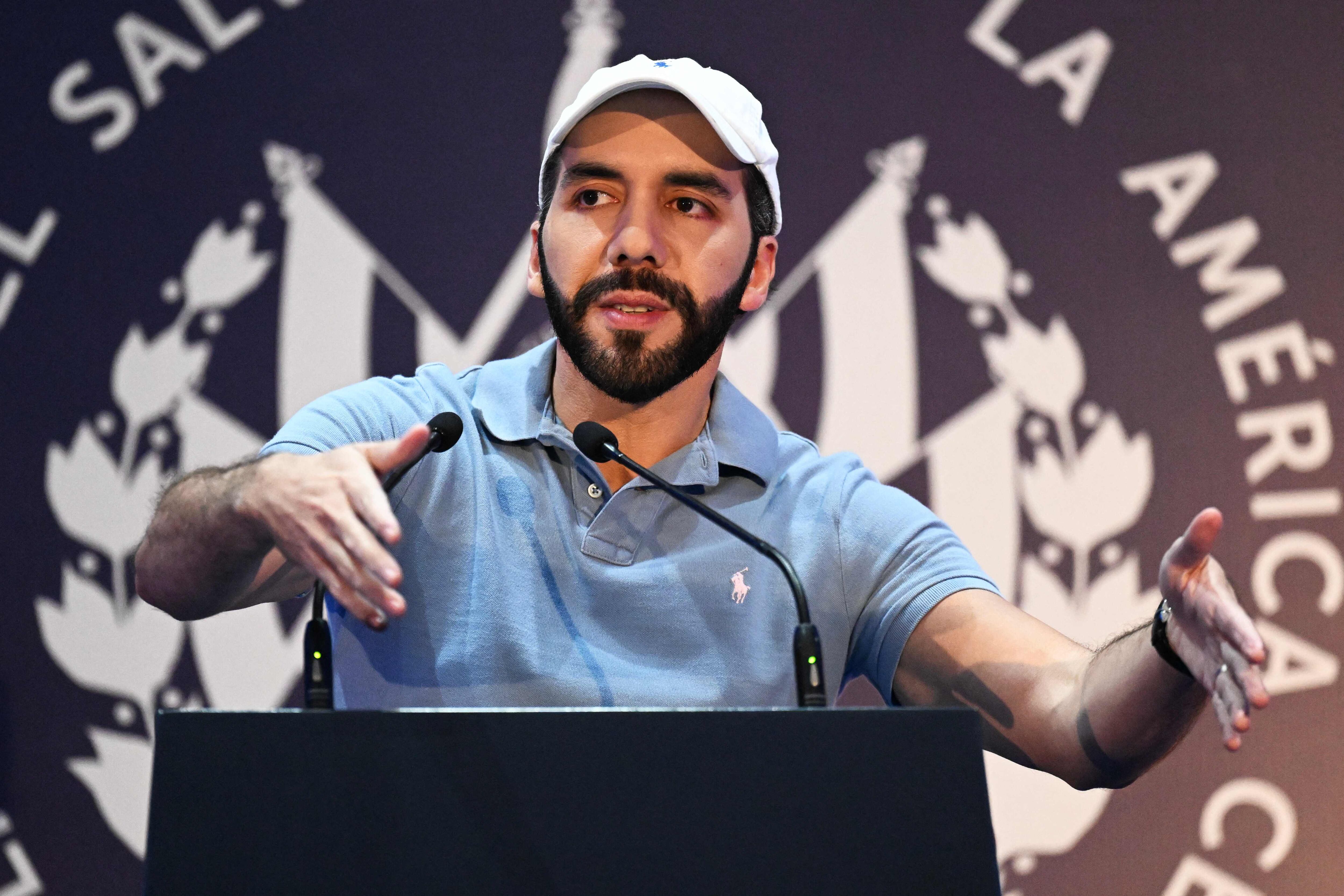 Nayib Bukele brindó una conferencia de prensa poco antes de las 5:00 p. m. cuando cerraban las urnas en El Salvador. En un discurso de 20 minutos, llamó dos veces a votar por su partido.