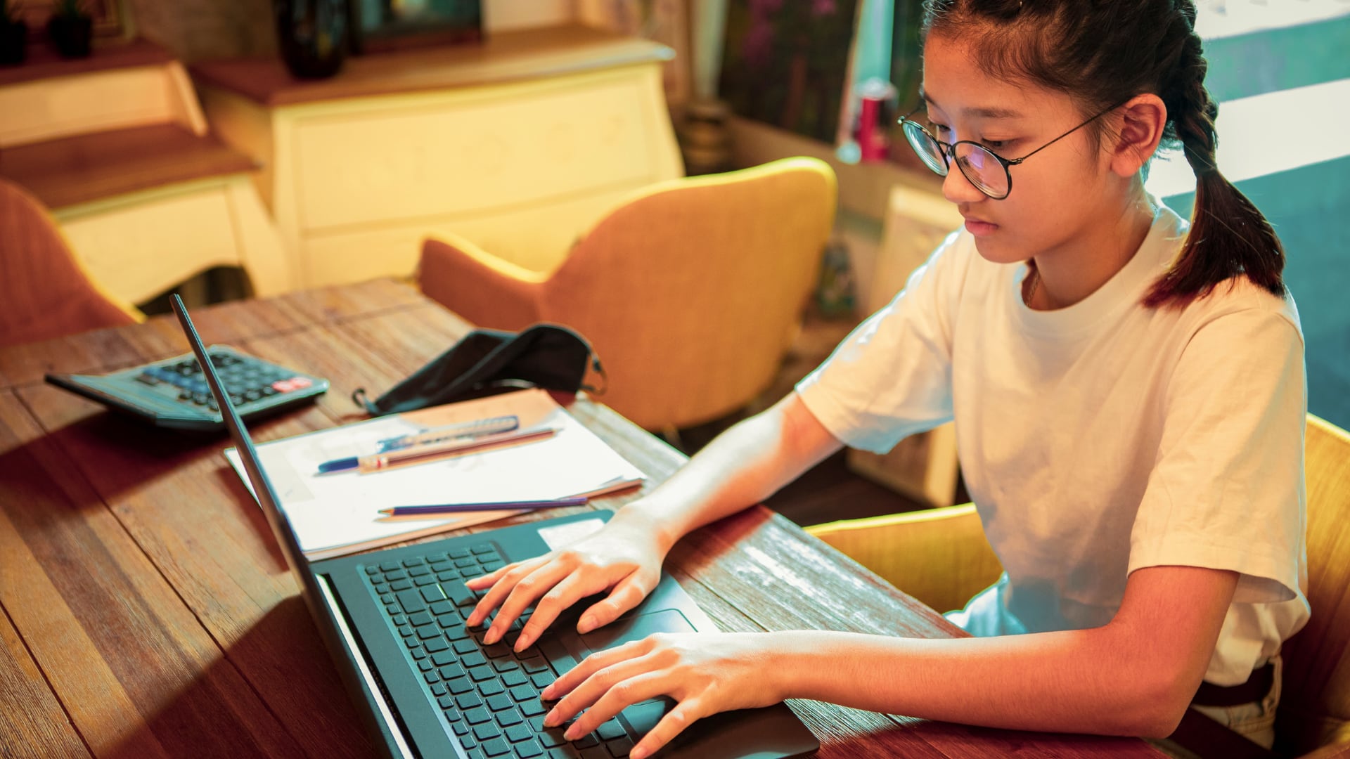 Estudio de Pew señala alto uso académico de IA entre jóvenes y preocupación parental por conversaciones y apoyo emocional.