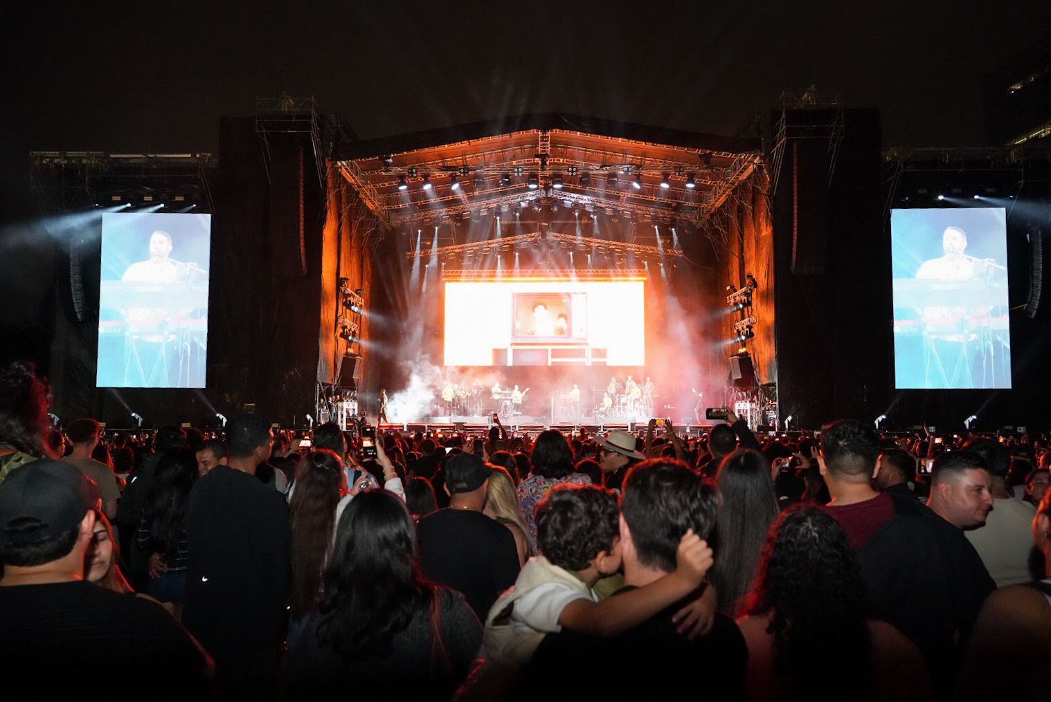 Vicente García, Víctor Manuelle y los artistas nacionales Toledo, Cocofunka y Marfil iluminaron La Sabana esta noche.