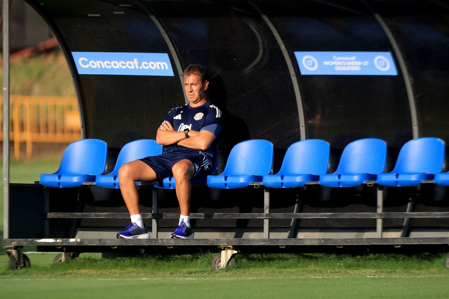 Fernando Batista pidió al médico argentino que hoy está en el centro de la polémica en la Selección de Costa Rica
