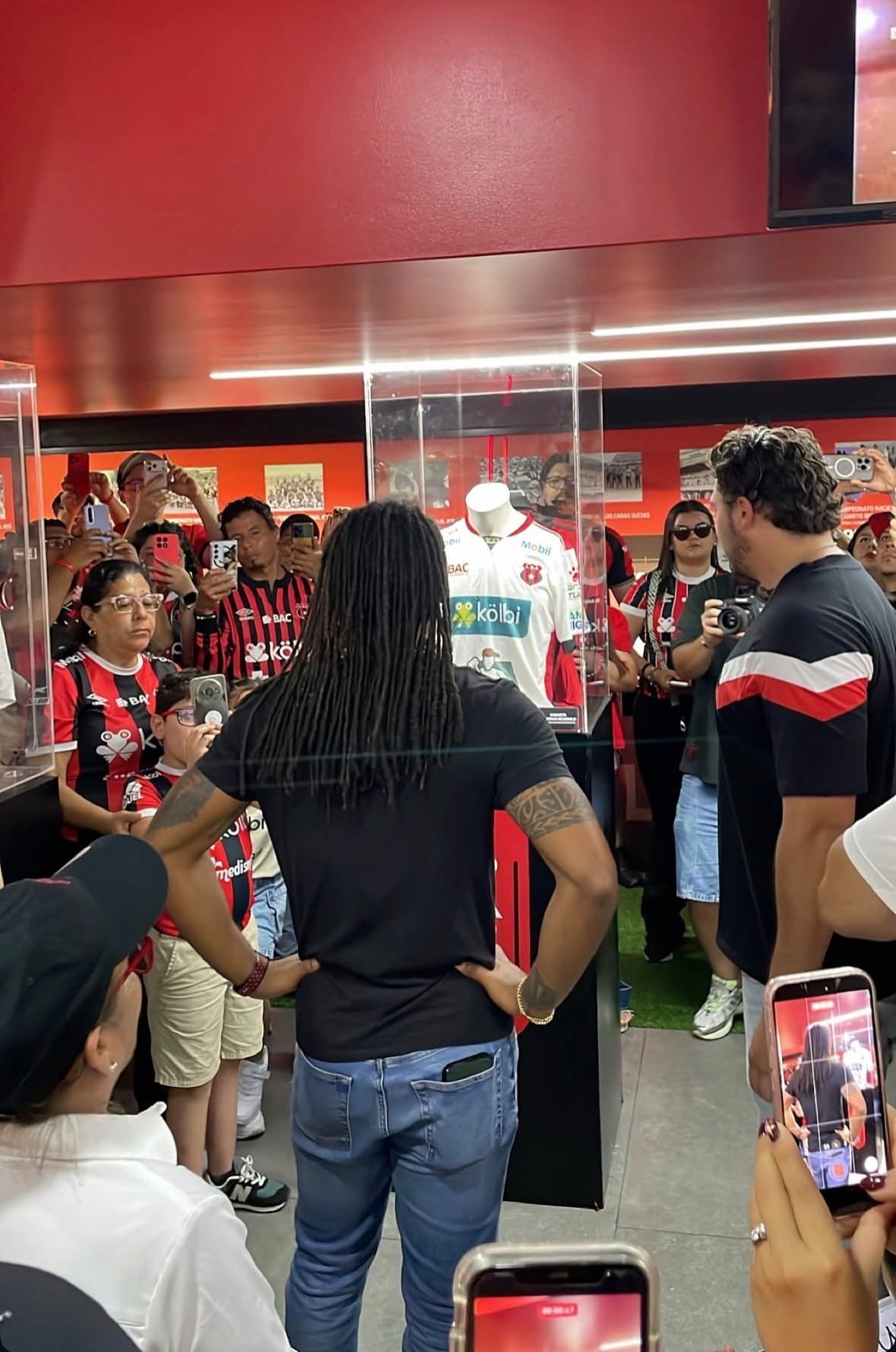 Jonathan McDonald observa la camisa de Liga Deportiva Alajuelense que usó cuando le hizo su último gol a Saprissa en clásicos.