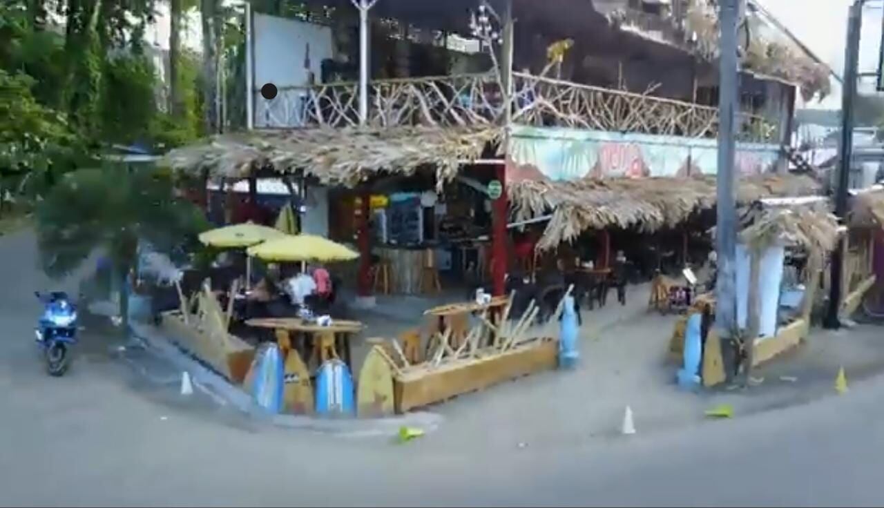 Hasta este restaurante en Puerto Viejo, Cahuita, llegaron dos pistoleros con casco que se ensañaron contra un hombre de 33 años que laboraba ahí. Foto: suministrada por Reiner Montero.