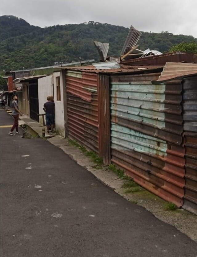 Además de las casas destechadas, hubo otras con daños parciiales, por la fuerza del viento que azotó La Eulalia y Jirales de La Unión. Foto:suministrada por Keyna Calderón..