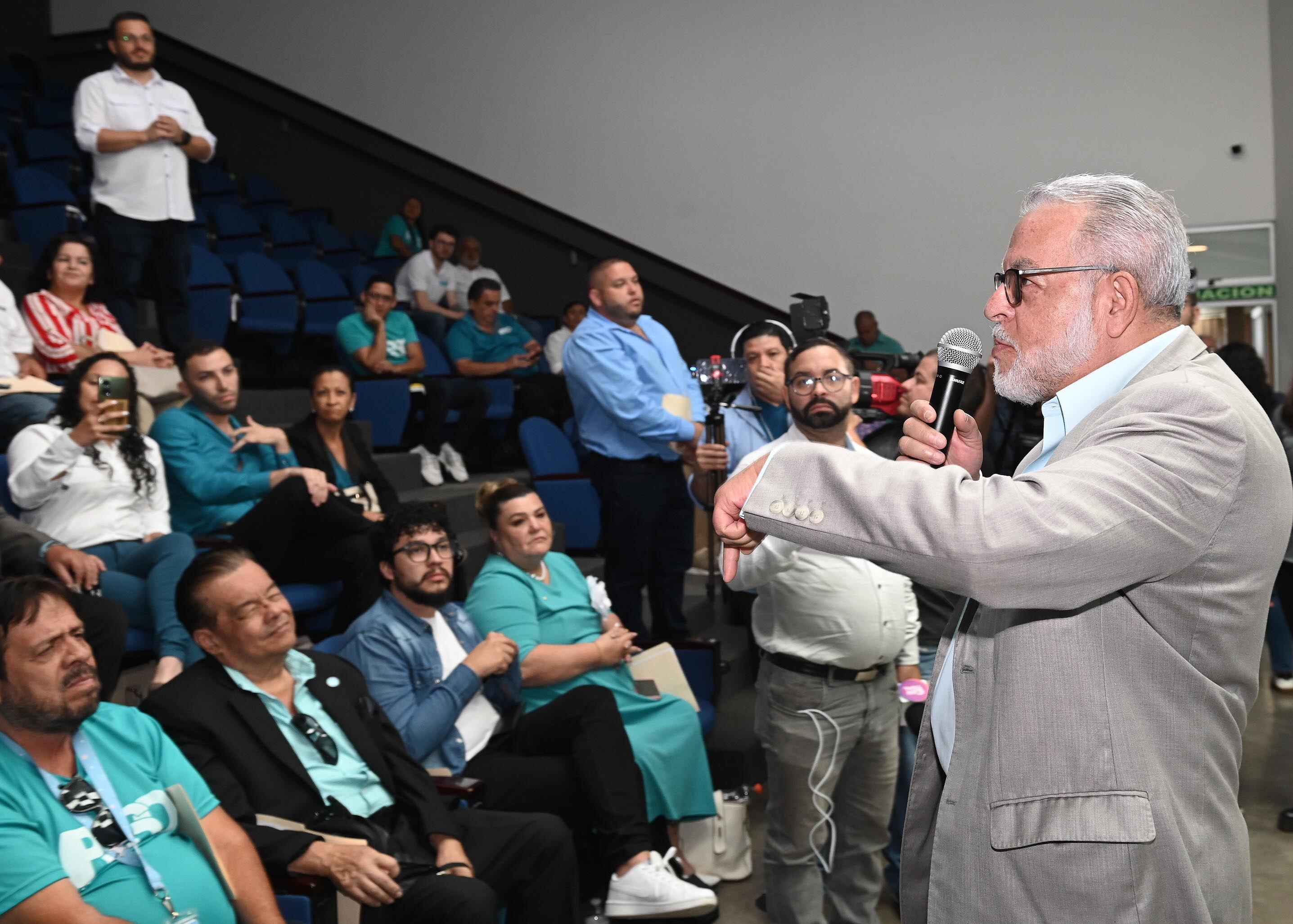 01 de junio del 2025. Auditorio del Grupo Moreno en Pavas. 11:00 hrs. Dirigentes y delegados del Partido Pueblo Soberano eligieron al exministro Francisco Gamboa como secretario general. En una asamblea realiada en el salón de eventos Grupo Moreno y con la presencia de 63 delegados se llevó a cabo la elección poco después del mediodía. En la foto: Francisco Gamboa es recibido por los simpatizantes del partido. Foto: Albert Marín.