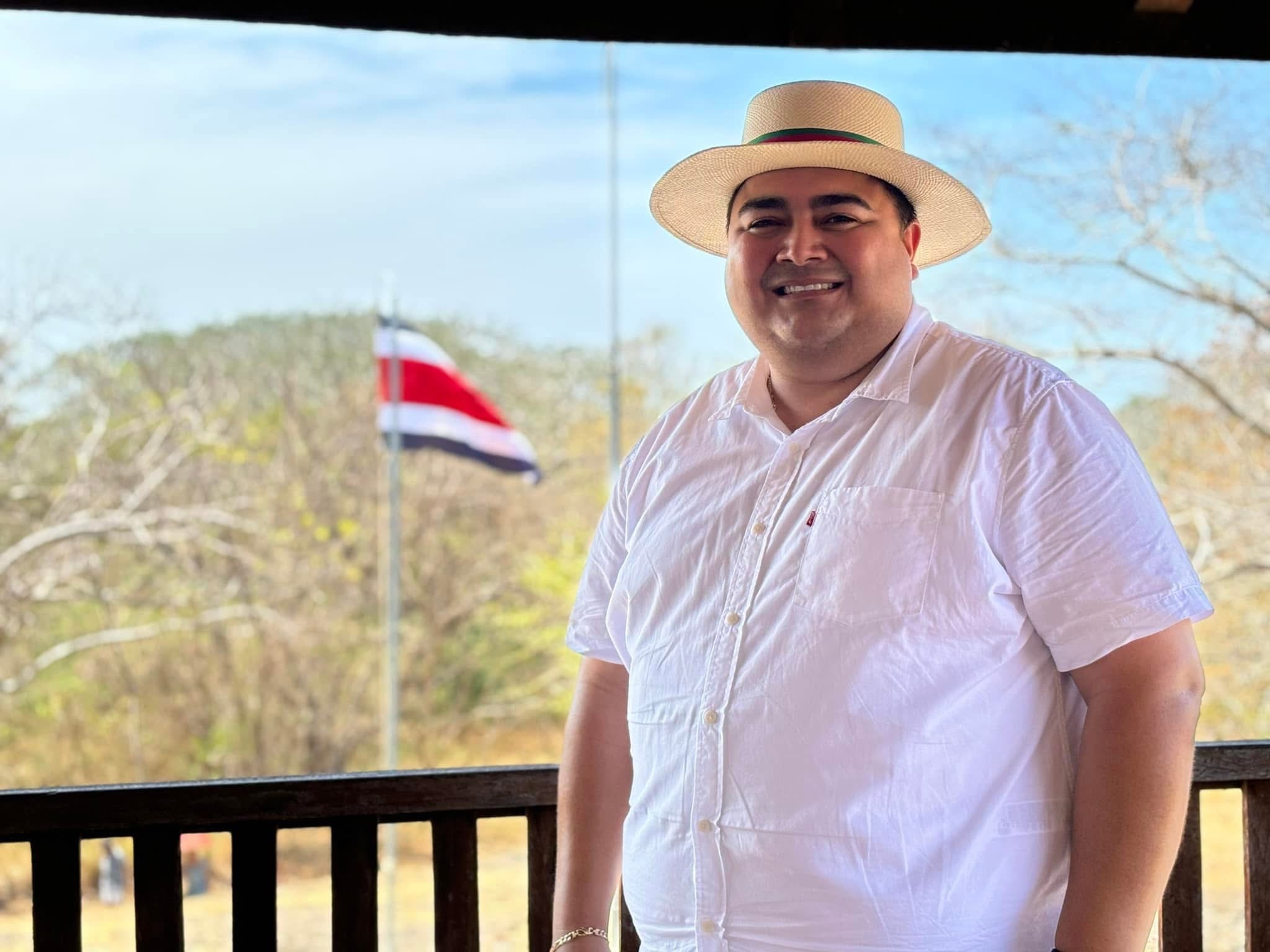 Armando Martínez Arias, alcalde de Nicoya, descuenta una sanción de 30 días sin goce de salario, por pagos adelantados a dos contratistas.