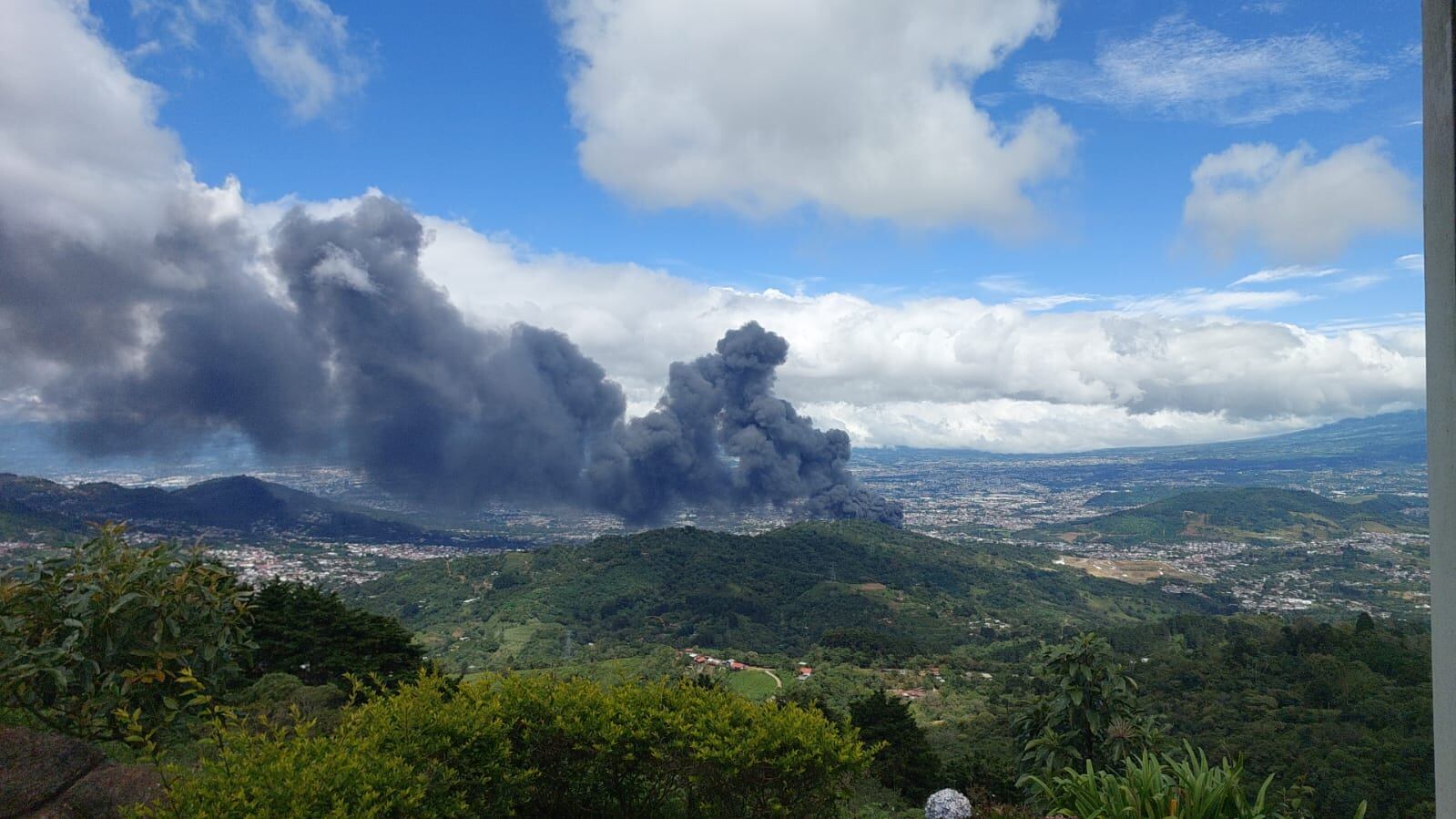Un incendio de grandes proporciones afecta un complejo de bodegas en San Rafael Arriba de Desamparados.