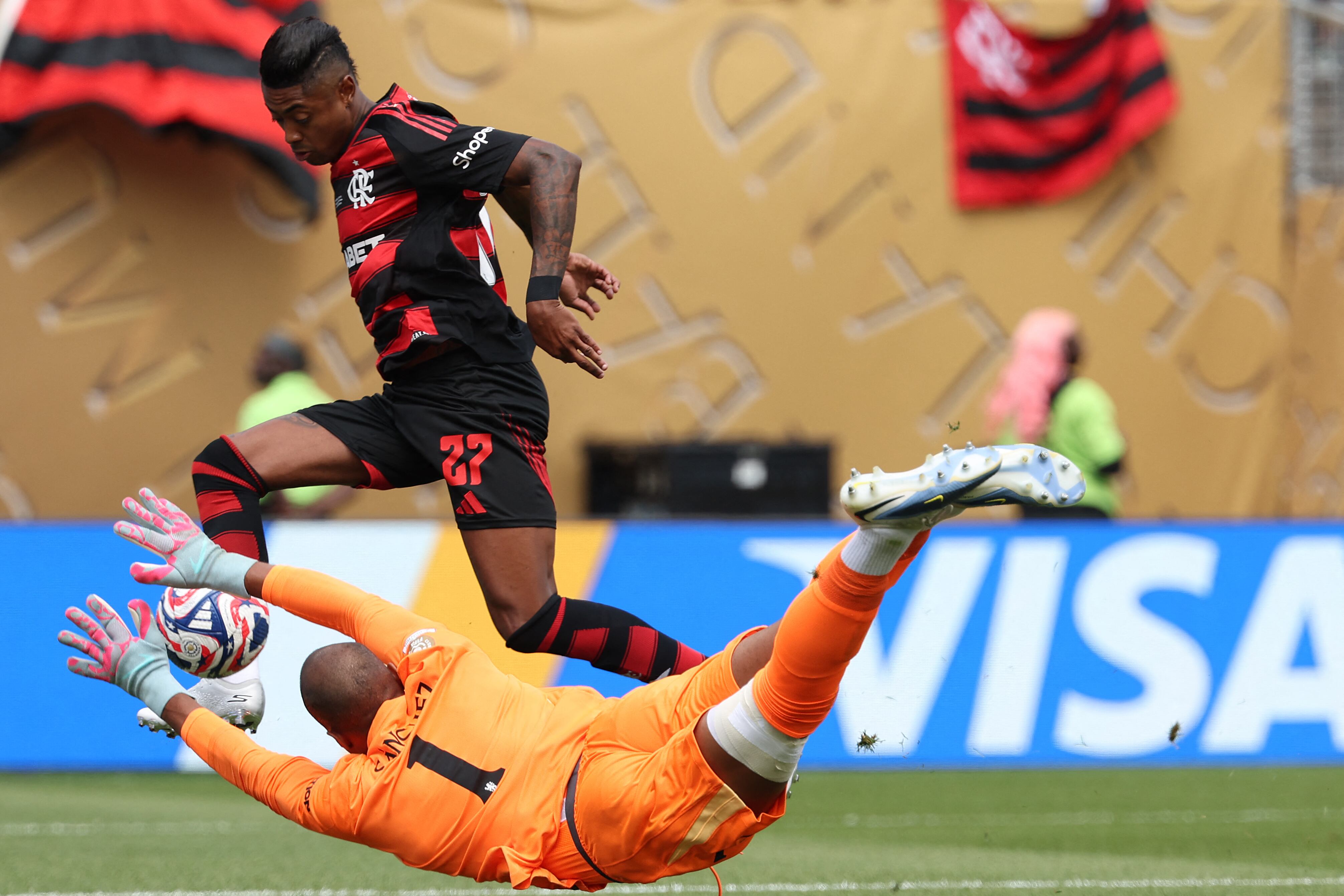 El delantero del Flamengo Bruno Henrique anota ante el arquero Robert Sánchez del Chelsea, durante el partido que los brasileños ganaron por el Mundial de Clubes.