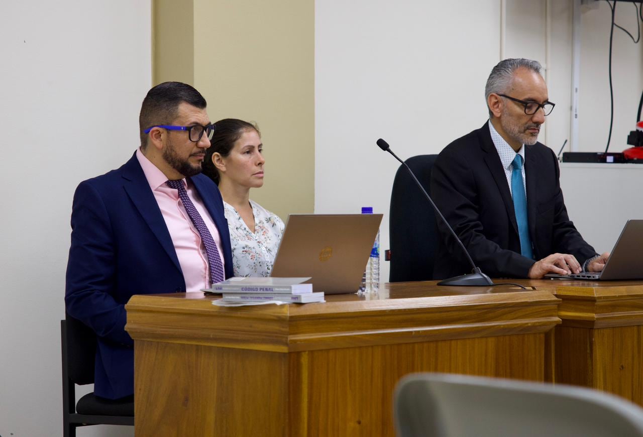 Marilyn Espinoza, madre de Nadia Buzano, dio una pequeña declaración al final del juicio, donde pidió que se haga justicia. A su derecha su representante legal, Joseph Rivera y a la izquierda el fiscal Oscar Serrano.