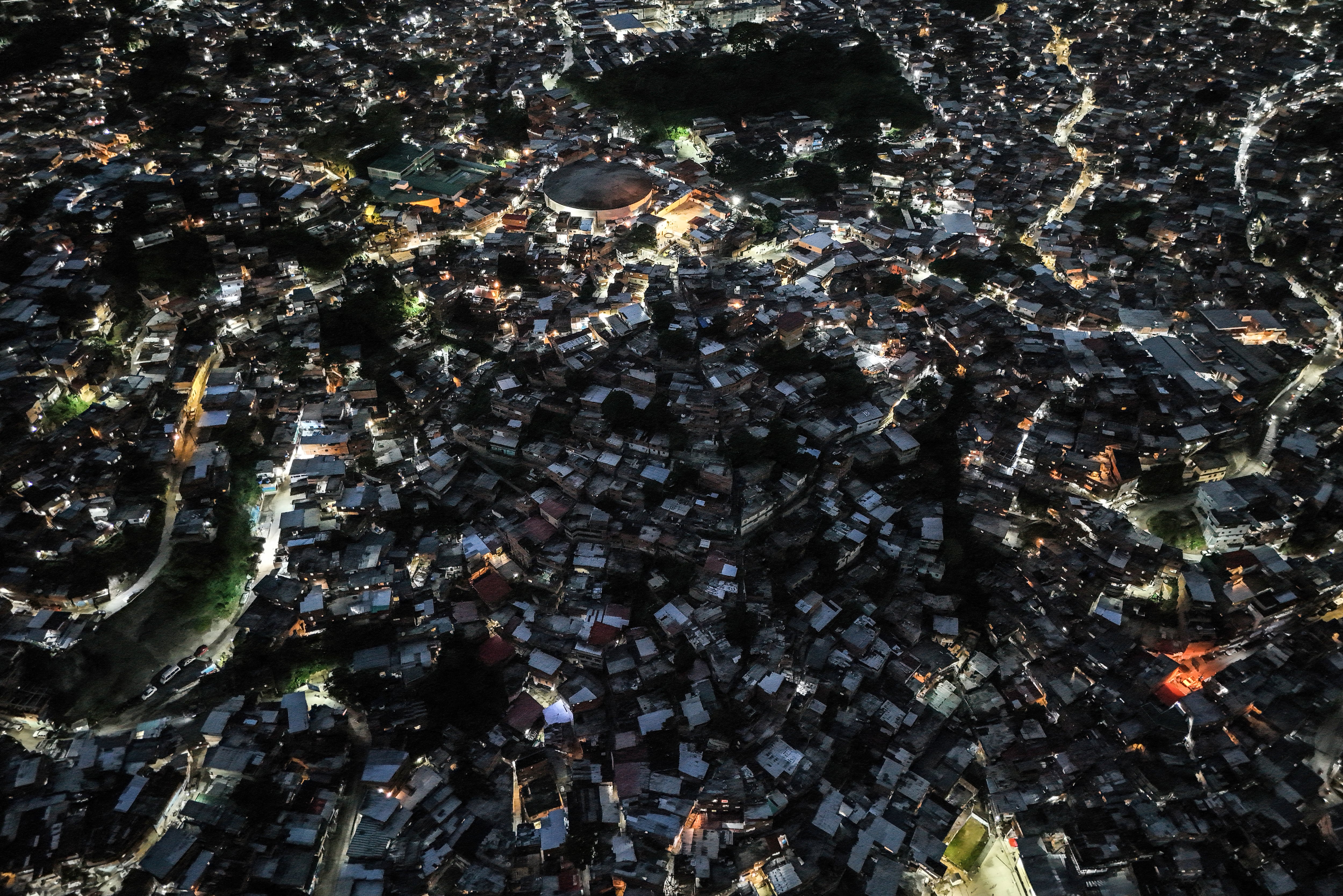 Vista aérea de viviendas en el barrio de Petare en Caracas el 30 de agosto. El suministro eléctrico volvía paulatinamente a Venezuela el viernes tras un corte generalizado de electricidad.