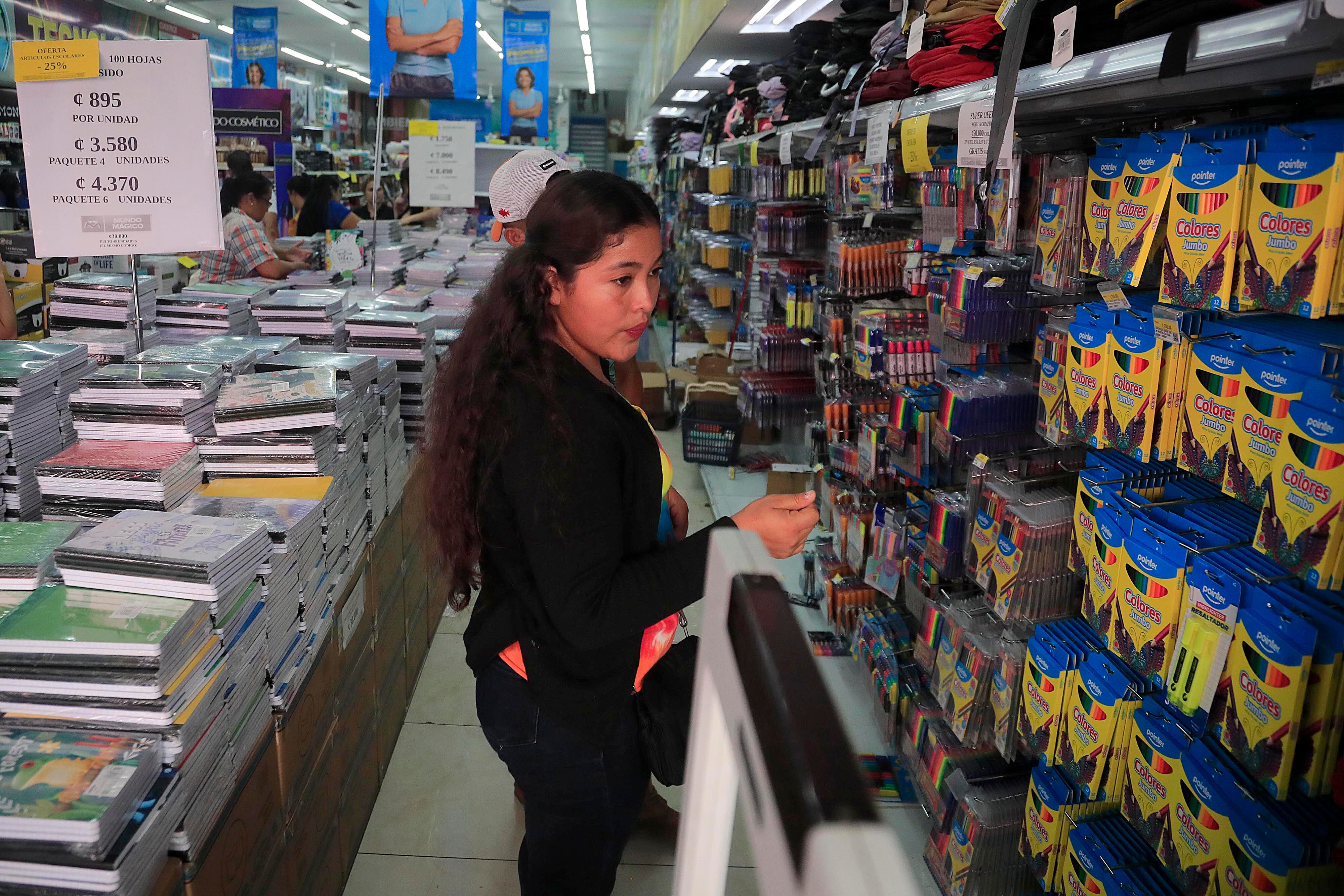 10/01/2024 San José. Recorrido por el bulevar de la Avenida Central decenas de personas visitaron las tiendas para adquirir los útiles, cuadernos y lápices básicamente, y los uniformes para sus hijos y nietos para la entrada a clases el mes entrante. En esta ocasión los estudiantes regresarán a las aulas 8 de febrero, día en que inicie oficialmente el curso lectivo 2024.