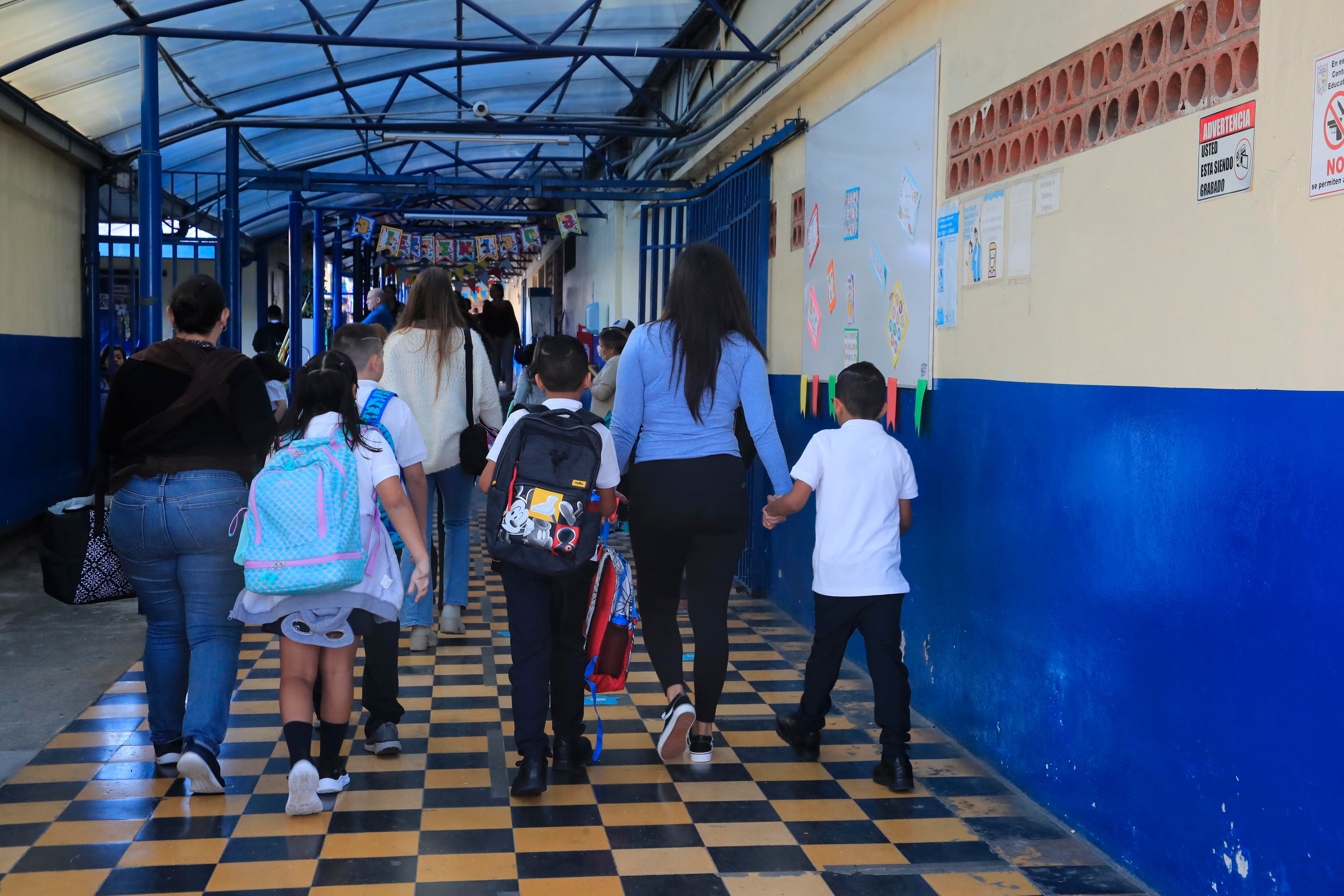 08/02/2024 Escuela Porfirio Brenes, Moravia. Escuelas y colegios recibieron este jueves por la mañana a miles de estudiantes, durante el inicio del curso lectivo. Como es natural, los más pequeños llegaron bien abrigados y acompañados de sus padres. No faltaron las escenas frío y las emotivas despedidas. Foto: Rafael Pacheco Granados