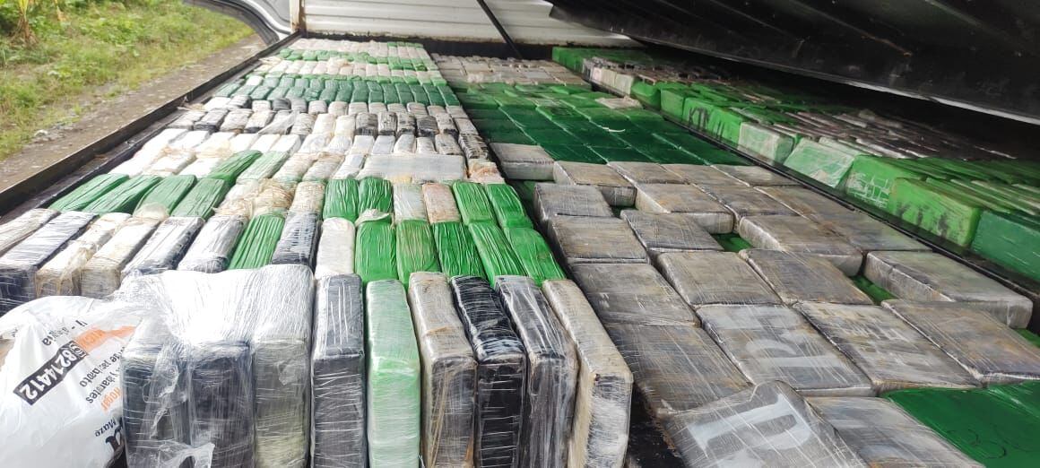 Parte de la droga oculta en el doble forro de los camiones interceptados por la Policía Judicial. Foto: Cortesia OIJ.