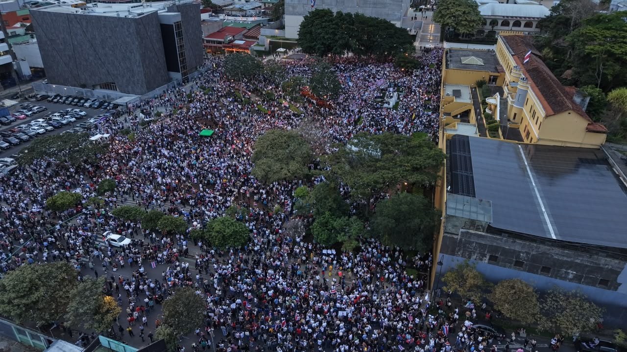 La plaza de la Democracia llena de personas reunidas en el plantón en defensa del Poder Judicial