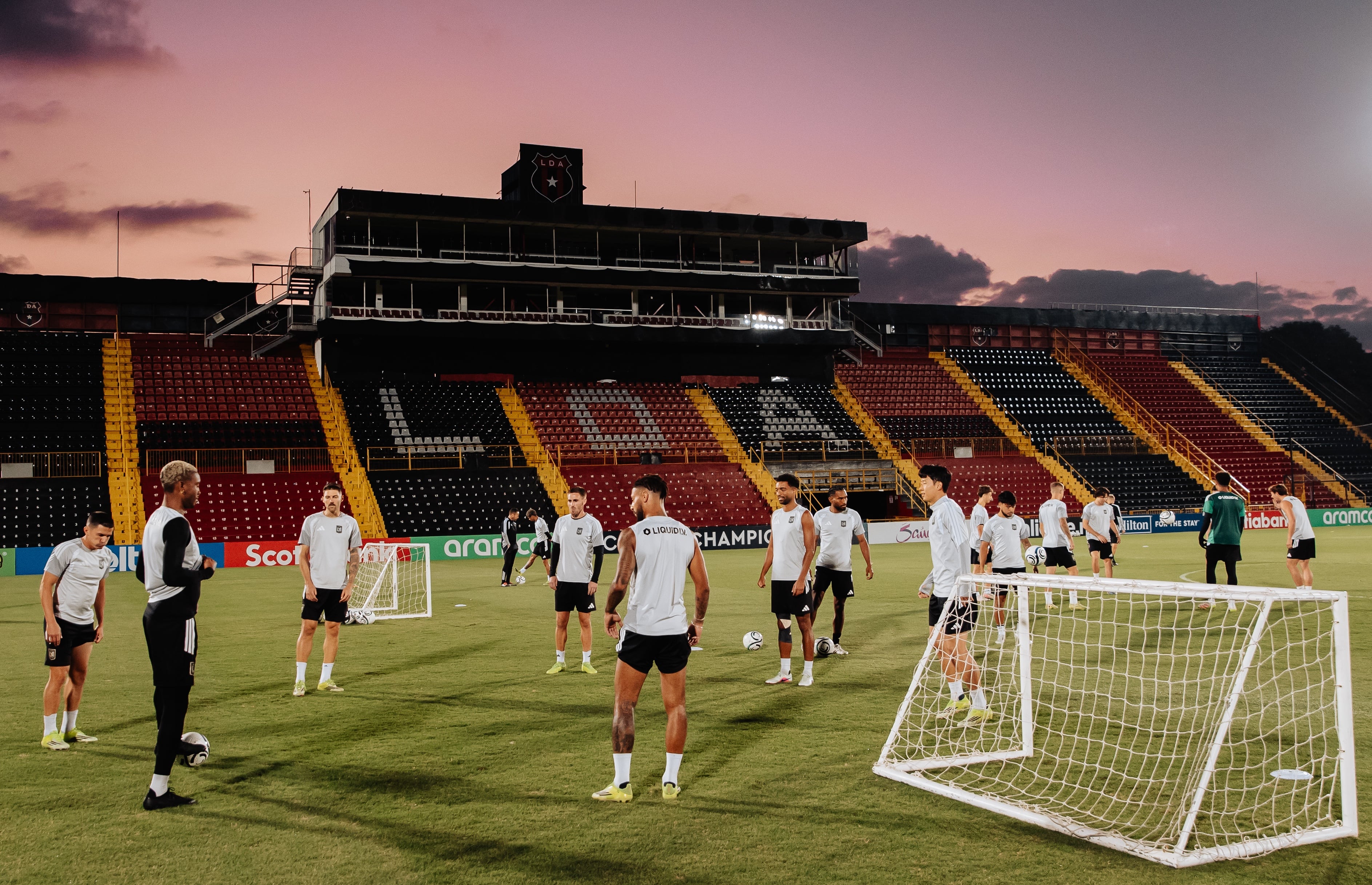LAFC reconoció la gramilla híbrida del Estadio Alejandro Morera
Soto, donde este martes jugará contra Liga Deportiva Alajuelense.