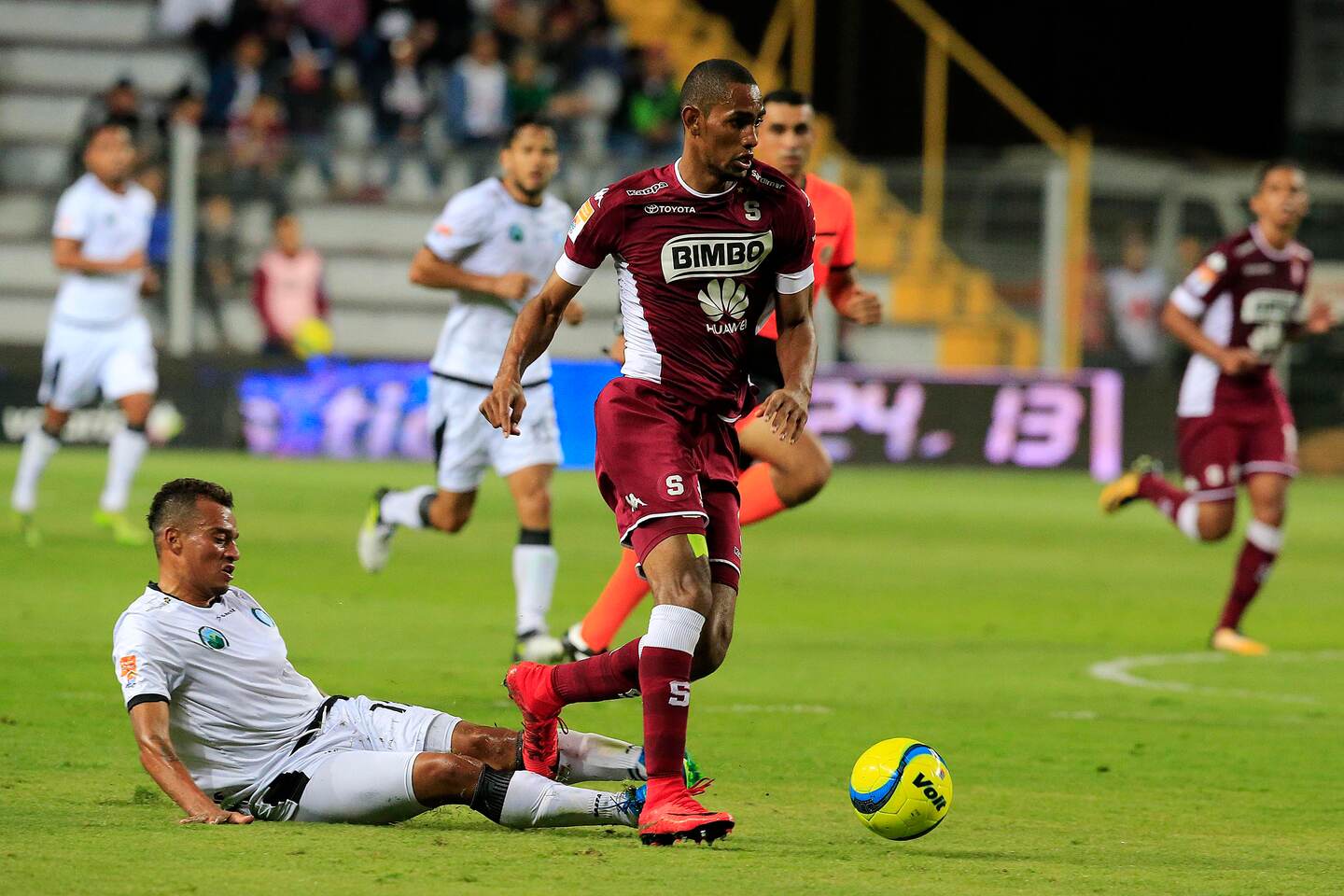 28/03/2018 Estadio Ricardo Saprissa, Tibás. El Deportivo Saprissa recibió a la UCR, en partido de la Jornada 19 del Torneo de Clausura 2018. En la foto, Jerry Bengtson supera la marca de Fernando Cárdenas (17). Foto: Rafael Pacheco