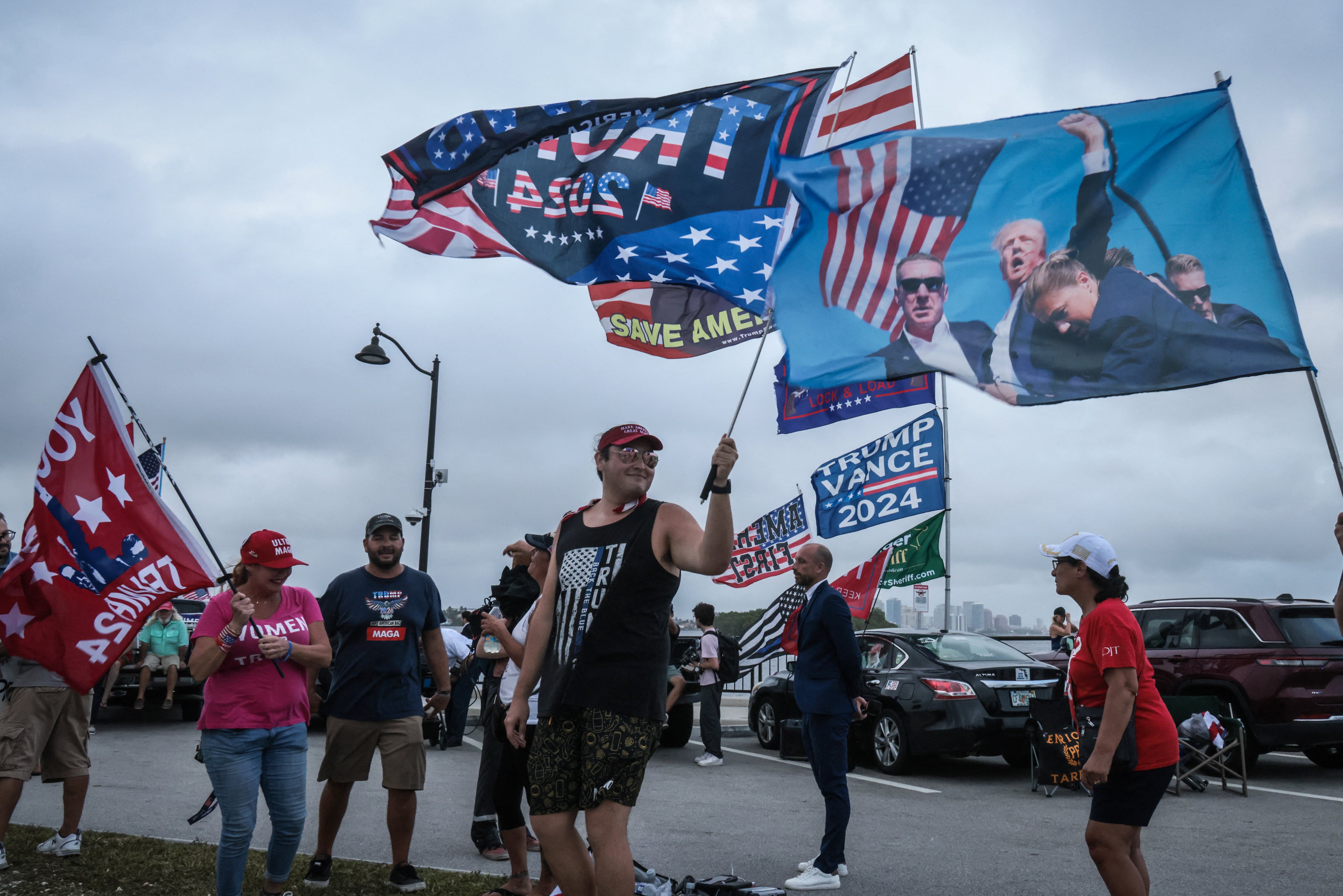 Partidarios del expresidente estadounidense y candidato presidencial republicano Donald Trump muestran su apoyo el día de las elecciones cerca de su residencia en el Mar-a-Lago Club, en West Palm Beach, Florida.