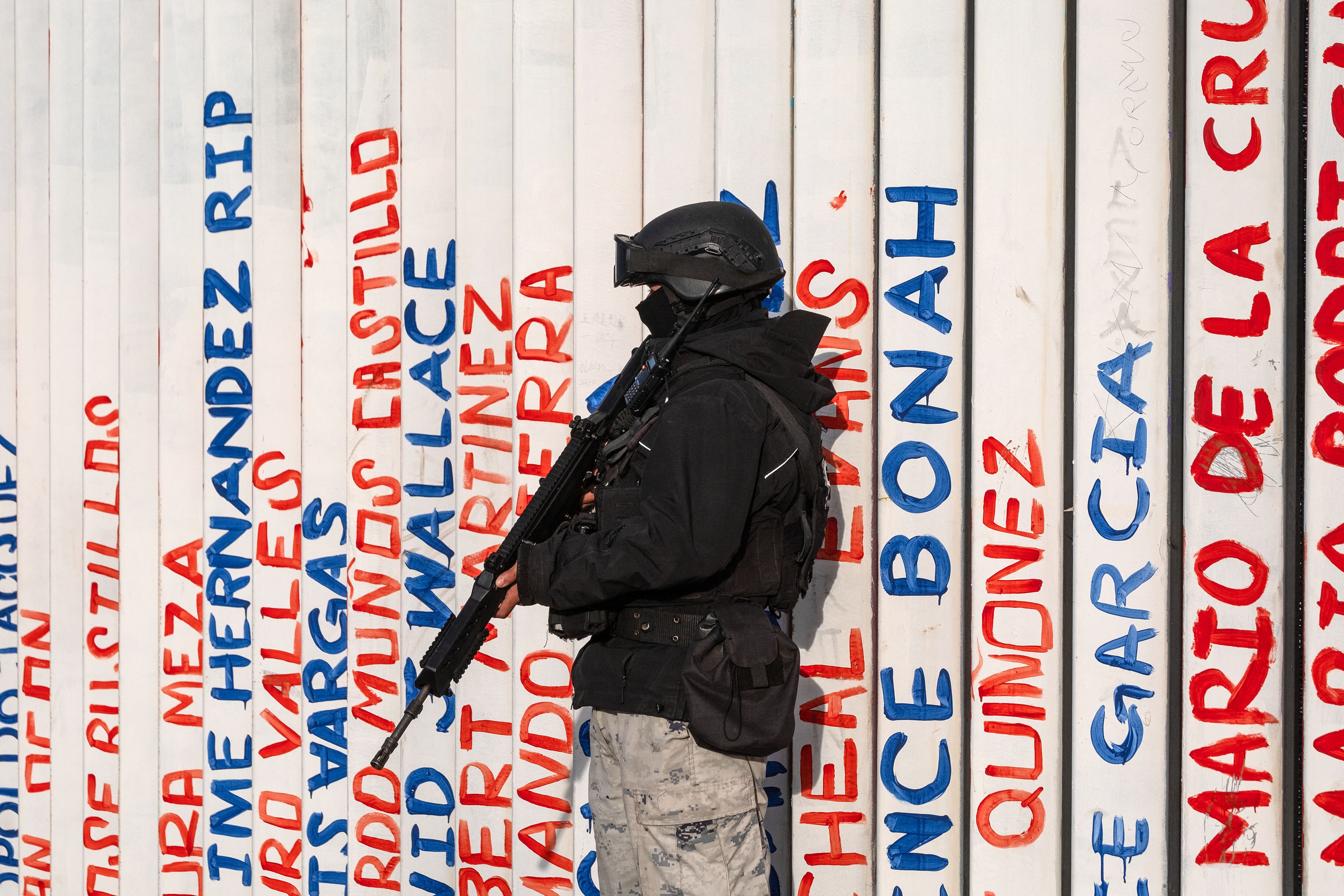 Un oficial de la Guardia Nacional de México, parte de la Operación Frontera Norte, hace guardia junto al muro fronterizo entre México y Estados Unidos en Playas de Tijuana, estado de Baja California. México comenzó el despliegue de 10.000 efectivos fronterizos que había prometido al presidente estadounidense Donald Trump a cambio de retrasar un arancel del %25 a los bienes exportados, dijo la presidenta Claudia Sheinbaum.