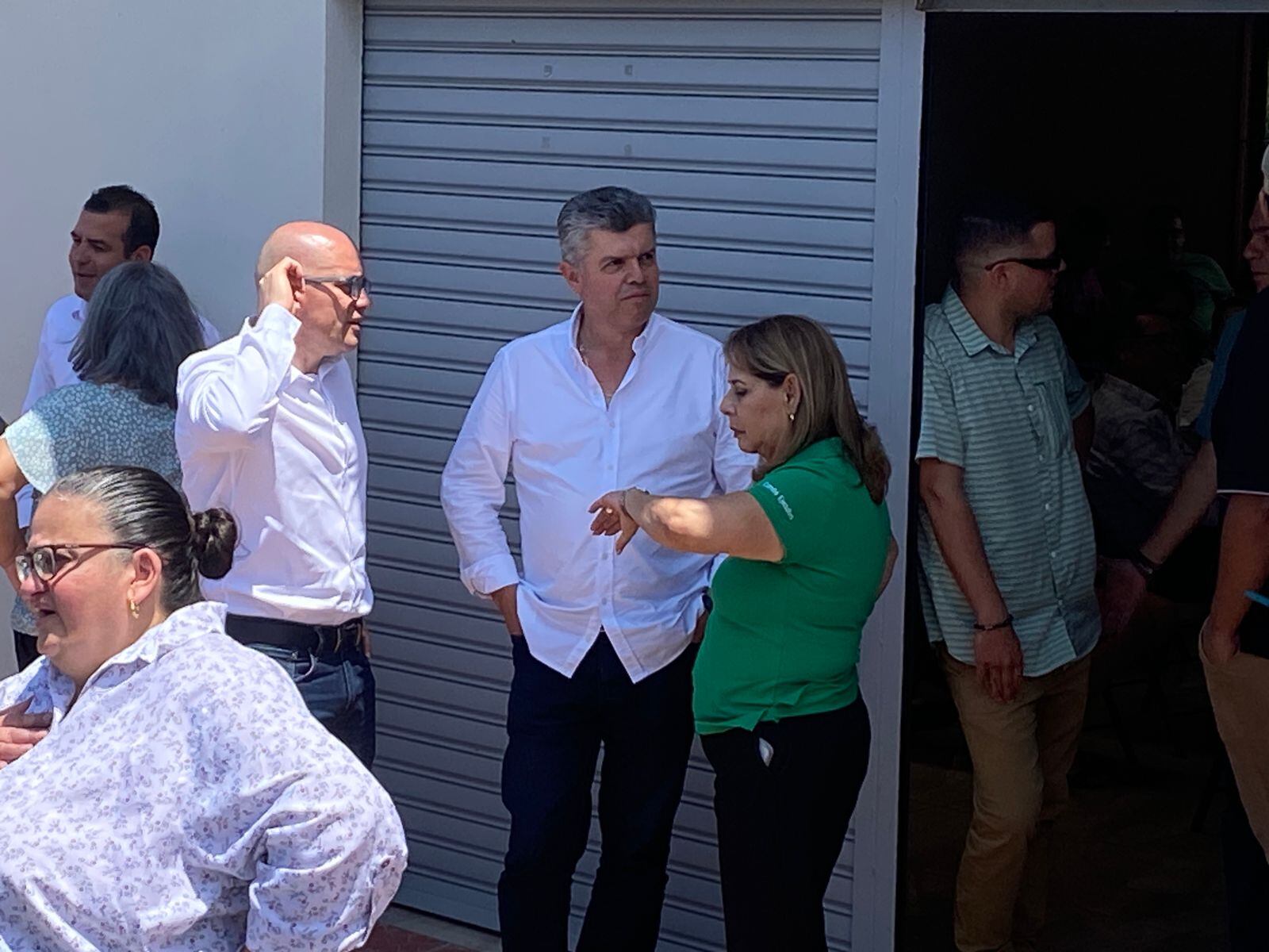Álvaro Ramírez,j efe de campaña del PLN (al centro), acompañó al secretario general, Miguel Guillén, y a la tesorera del partido, Annie Saborío, durante el undécimo intento fallido de convocatoria de la asamblea cantonal de San Ramón