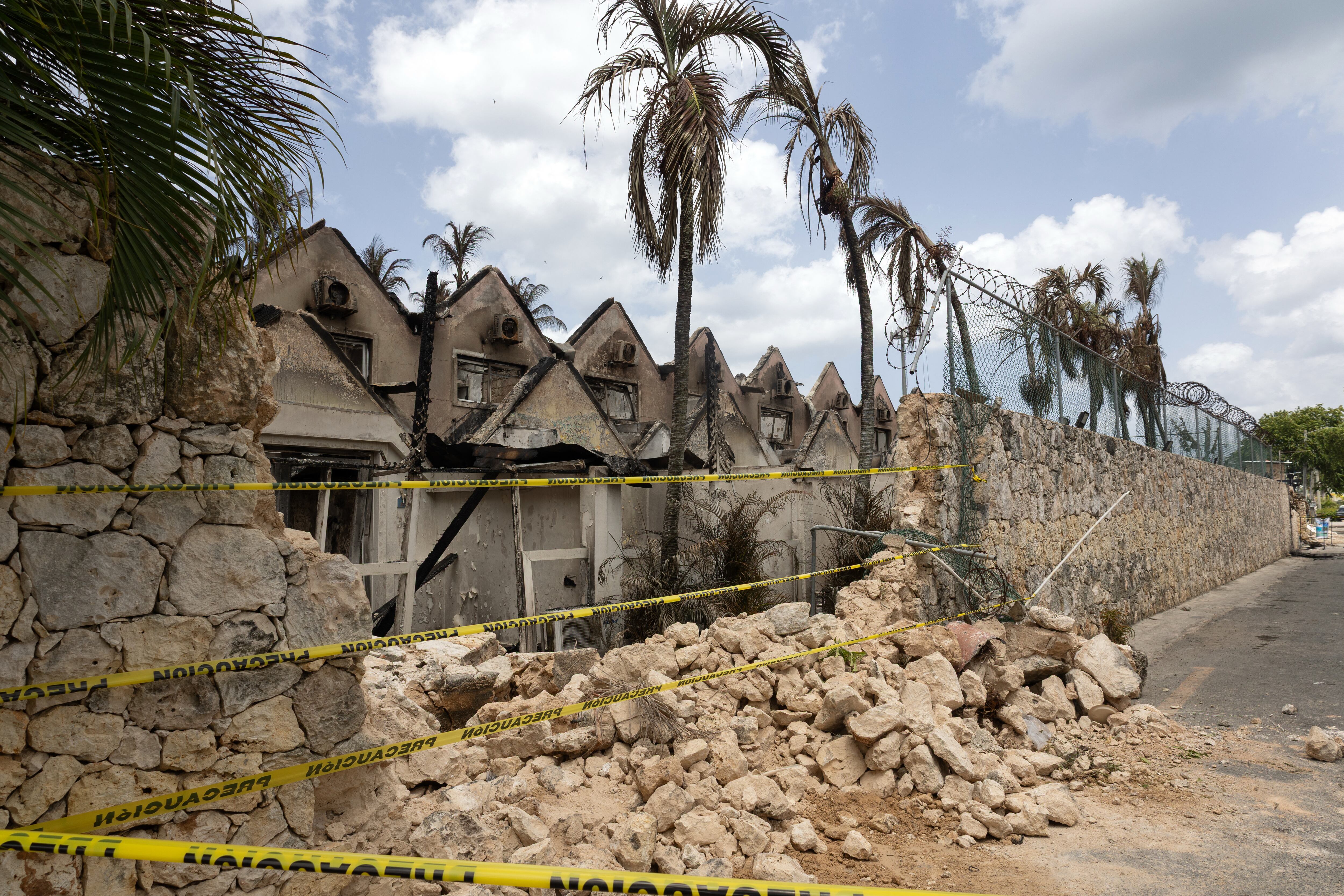 Vista de estructuras dañadas y escombros en las instalaciones del hotel Viva Dominicus Beach tras un incendio en Bayahibe, provincia de La Altagracia, República Dominicana, el 20 de julio de 2026.