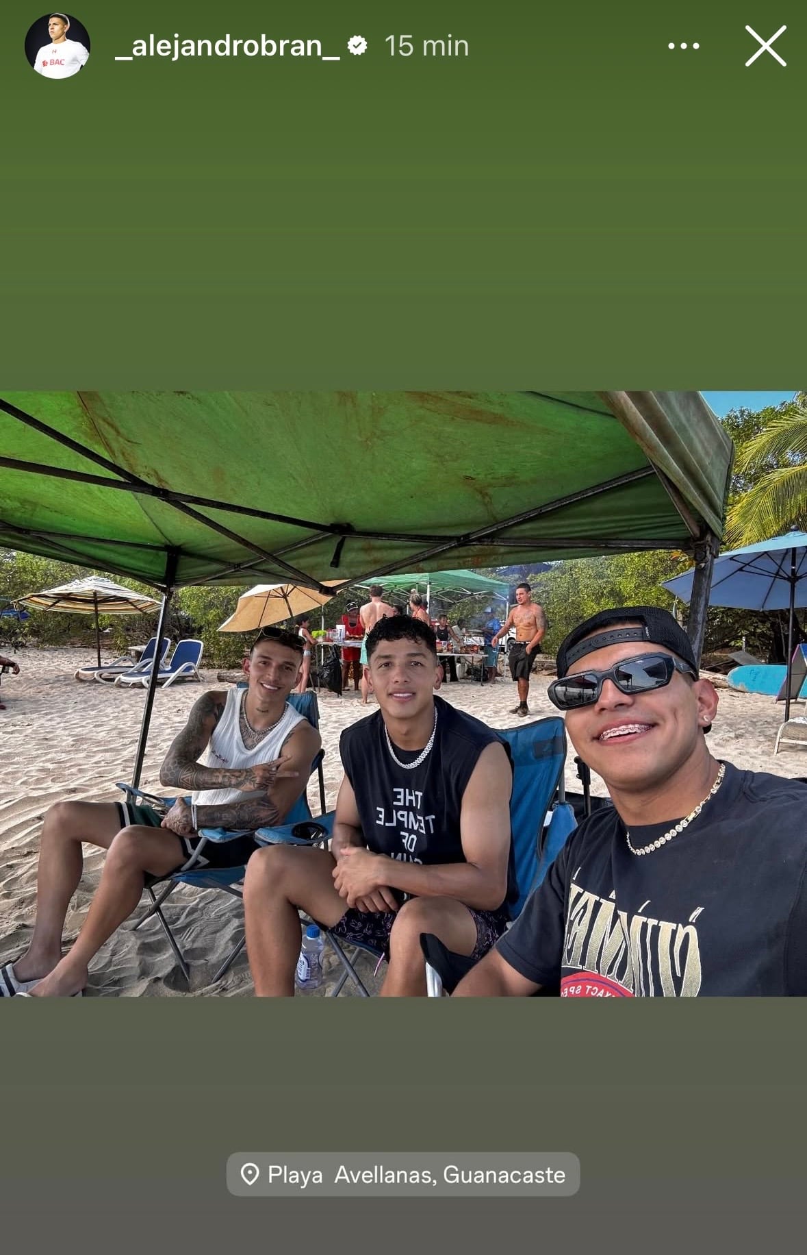 Alejandro Bran anda en Guanacasteca, en playa Avellanas, junto a sus hermanos del fútbol, Kenneth Vargas y Warren Madrigal.