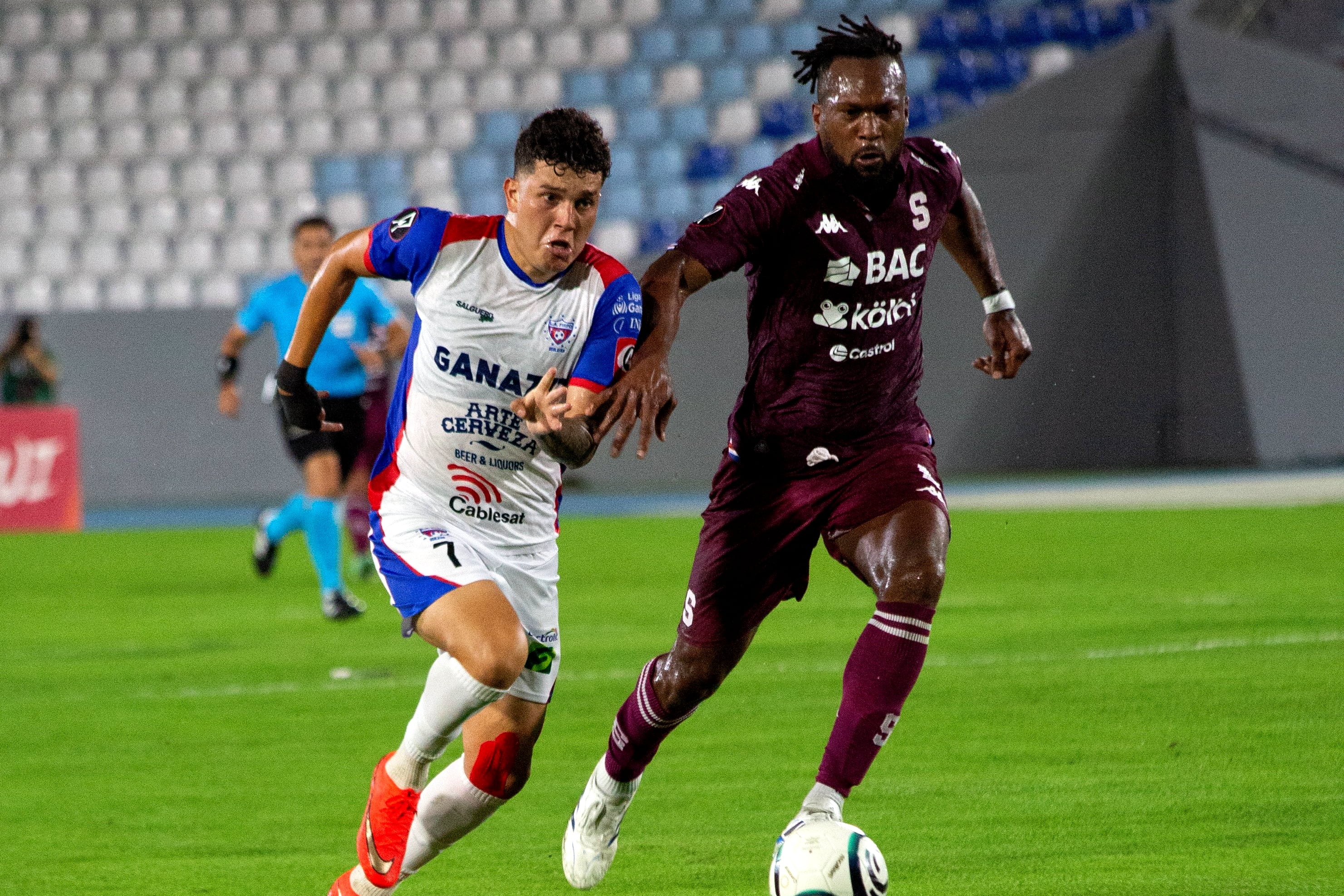 Luis Angel Firpo vs. Saprissa en el repechaje de la Copa Centroamericana de Concacaf.