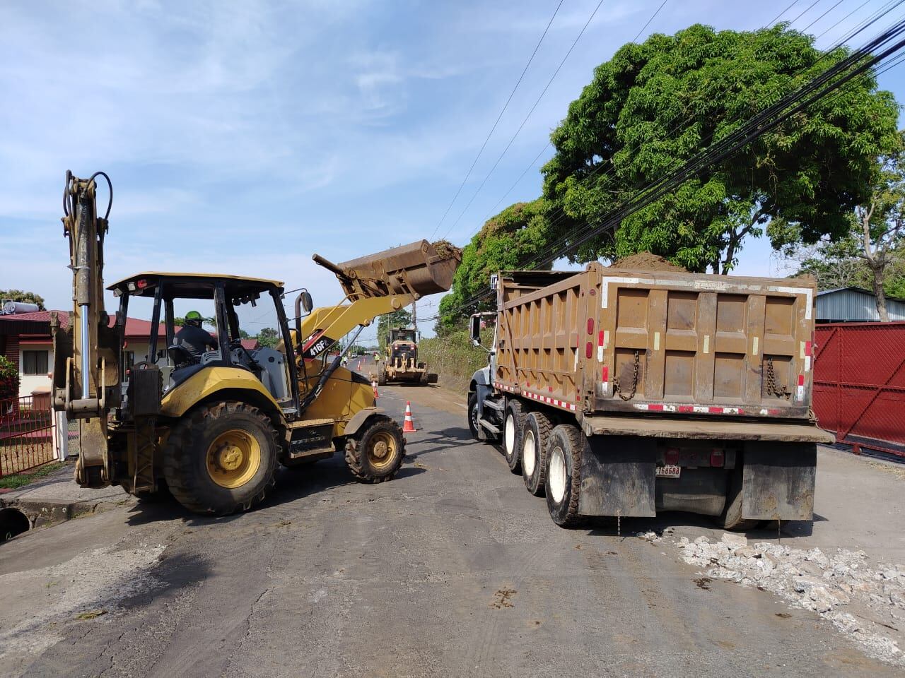 Desde este lunes 8 de abril, maquinaria del Conavi trabaja en la rehabilitación de 5 kilómetros de la carretera que comunica Tambor con Itiquís, en Alajuela. Las obras implicarán paso regulado durante tres meses y una inversión de ¢1.139 millones.
