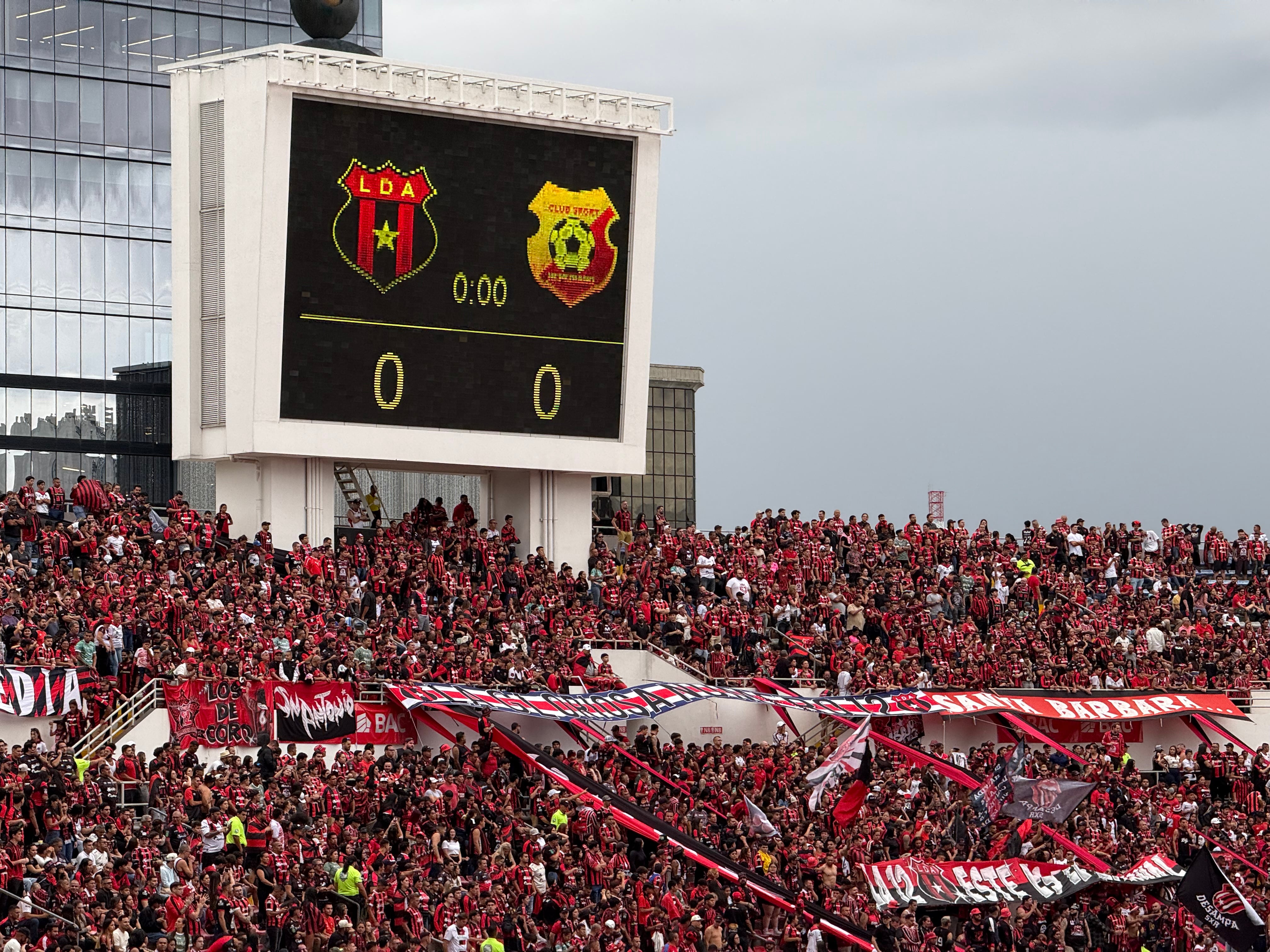 El Estadio Nacional se tiñó de rojo y negro para el inicio de la gran final entre Liga Deportiva Alajuelense y Herediano.