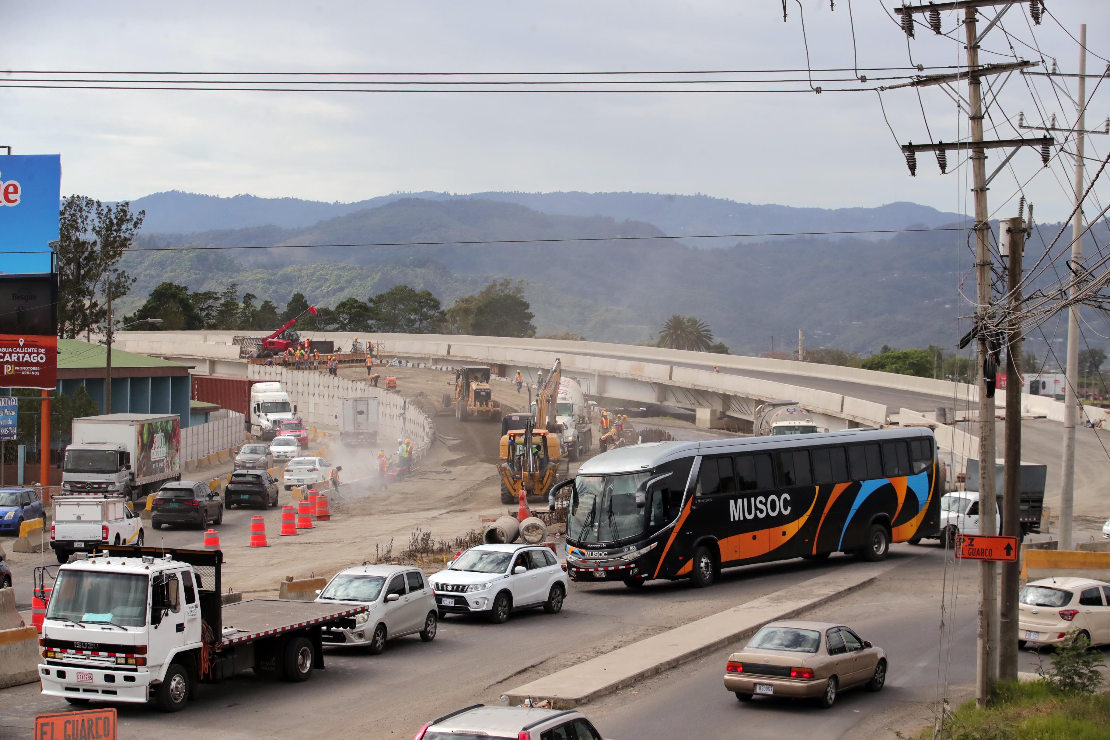 Imagen del intercambio de La Lima en Cartago, Costa Rica, que permitirá el flujo vehicular entre Cartago y San José sin interrupciones. La estructura mejorará la movilidad y reducirá los tiempos de viaje.
