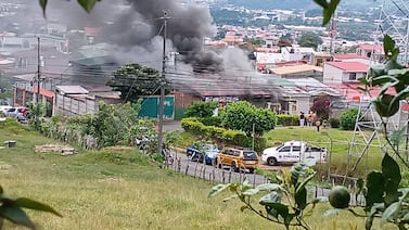 Fuego afecta pulpería y casa en Cartago; tres personas atendidas por crisis nerviosas