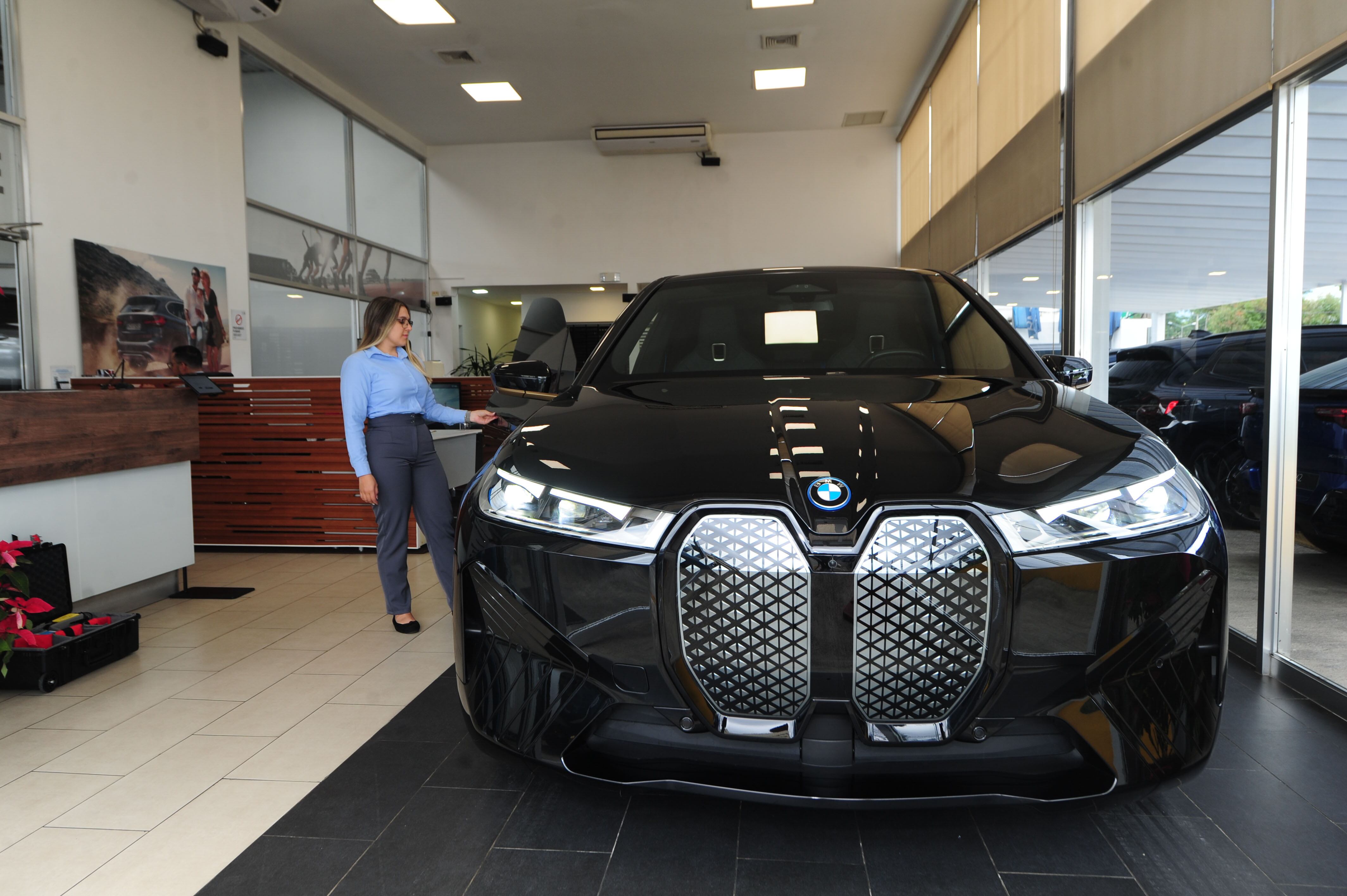 Automóvil eléctrico BMW negro en una sala de exhibición, reflejo del incremento en las ventas de vehículos y créditos automotrices en Costa Rica.