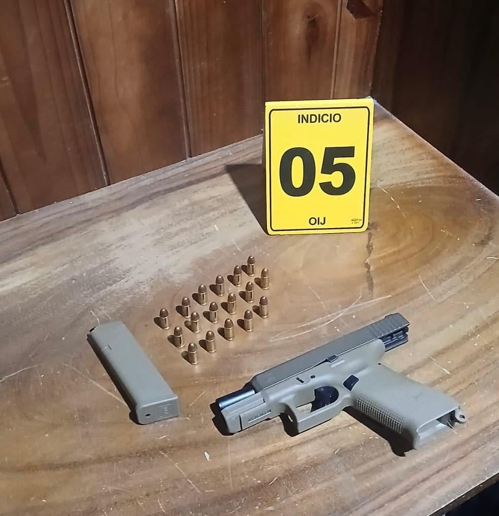 Fotos de decomisos y detenido por casos de homicidios en Quepos, incluyendo el de un bebé de año y nueve meses quien fue víctima colateral.