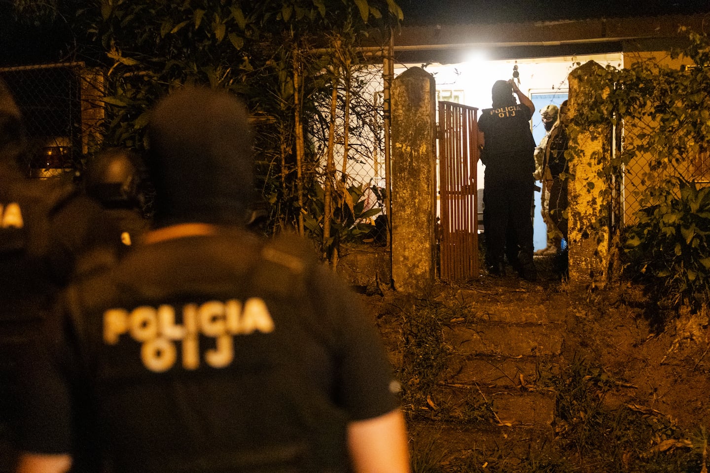 Menor de 17 años y joven de 19 años detenidos por homicidio a balazos; llegaron heridos a hospital