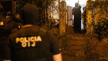 Menor de 17 años y joven de 19 años detenidos por homicidio a balazos; llegaron heridos a hospital