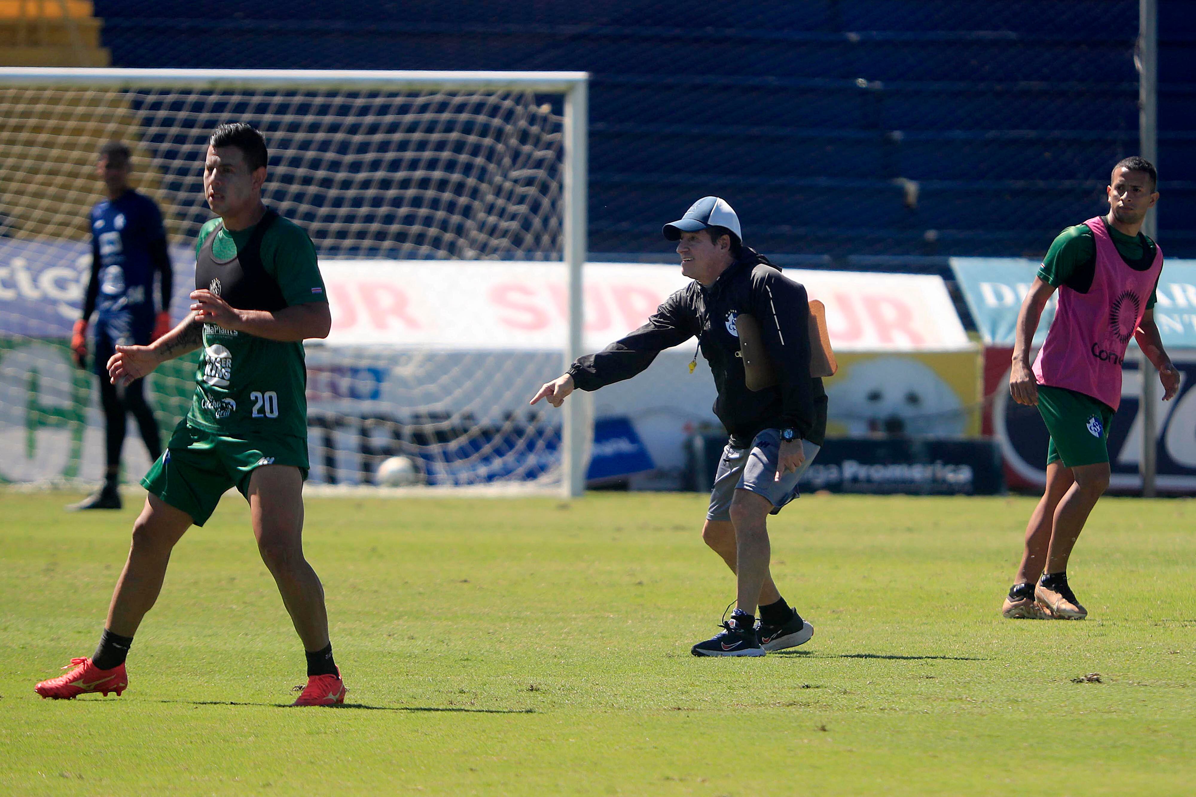 05/01/2024 Estadio Fello Meza, Cartago. El Club Sport Cartaginés entrenó este viernes por la mañana, bajo el mando el mexicano Mario García, y de los asistentes Fernando Palomeque, también mexicano, y Paolo Jiménez. Destacó, además la presencia del refuerzo, también mexicano, Diego González (número 17, medias rojas).