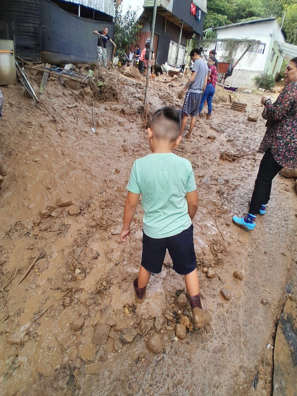 En Guatuso de San Isidro, El Guarco, varias casas fueron alcanzadas por el barro debido a la crecida de un río. Este viernes esos vecinos de Cartago trataban de remover el lodo. Foto: Keyna Calderón.