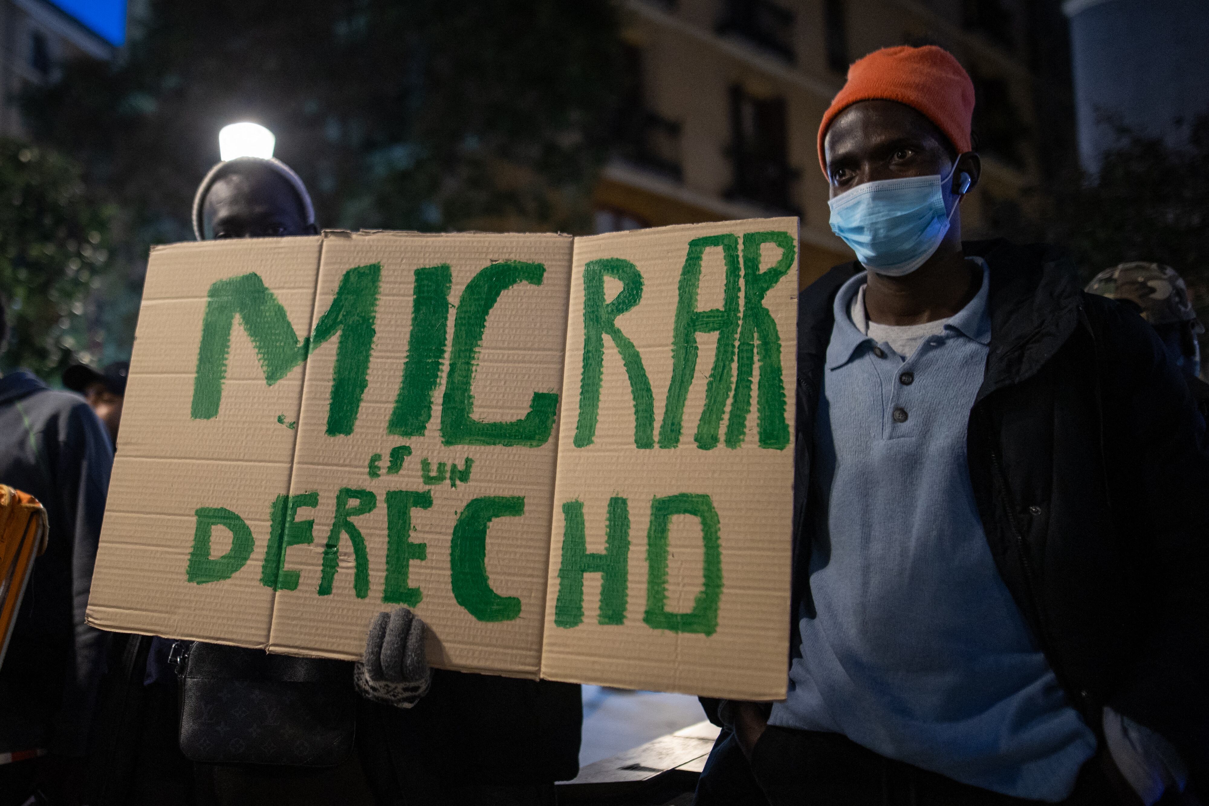 Personas se reúnen en el barrio de Lavapiés, en Madrid (España), para conmemorar el duodécimo aniversario de la muerte de 14 migrantes africanos en la playa de Tarajal, cuando intentaban cruzar desde Marruecos hacia la ciudad autónoma española de Ceuta. (Foto: David Canales/NurPhoto vía AFP).