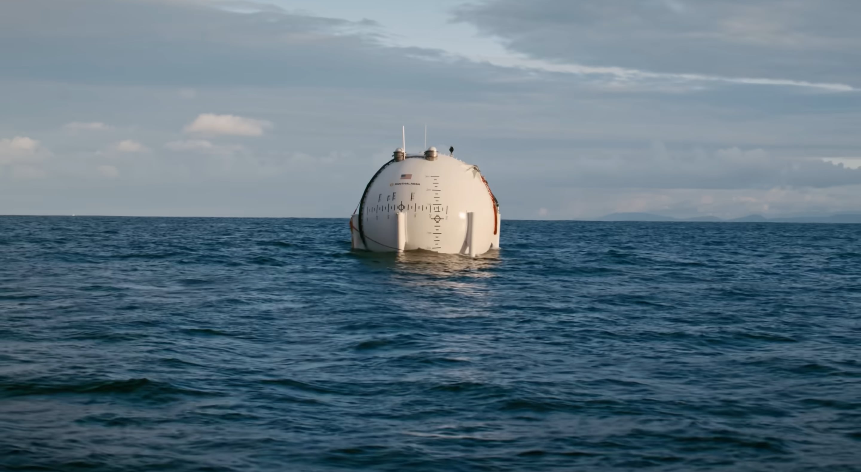 Panthalassa prueba en el Pacífico una esfera que produce energía con olas. El sistema apunta a suministro constante y usos tecnológicos.