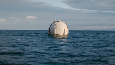 Estados Unidos prueba esferas gigantes en el océano para generar energía constante a partir de las olas