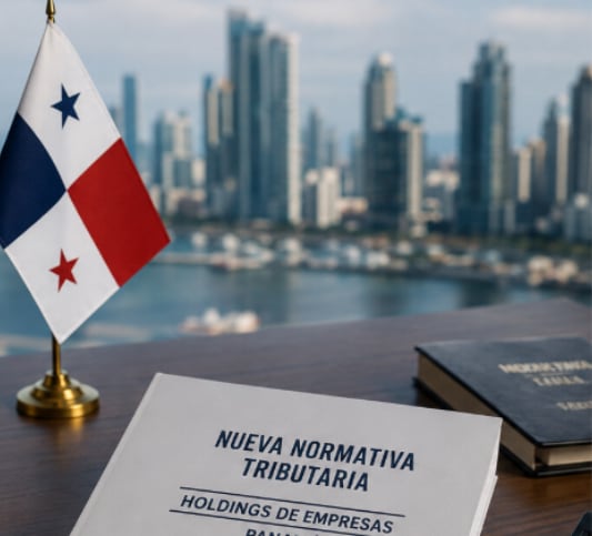 Bandera de Panamá sobre un escritorio con un documento titulado "Nueva Normativa Tributaria" en primer plano y el perfil urbano de Ciudad de Panamá desenfocado al fondo. La imagen representa los cambios regulatorios que exigirán sustancia económica a multinacionales con rentas pasivas de fuente extranjera.