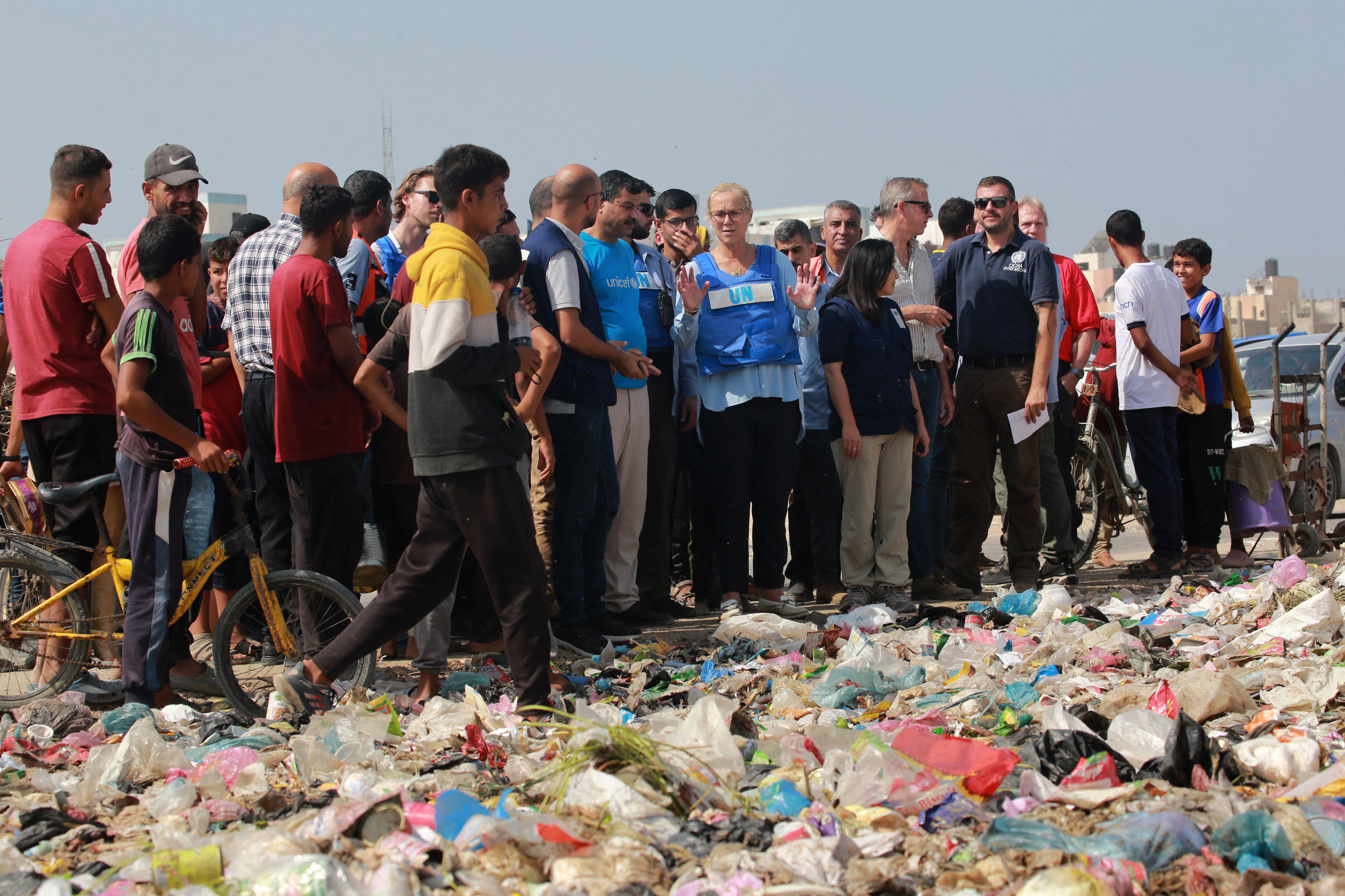 La coordinadora principal de las Naciones Unidas para la Acción Humanitaria y la Reconstrucción en Gaza, Sigrid Kaag, habla con palestinos desplazados durante una visita a Khan Yunis, en el sur de la Franja de Gaza.