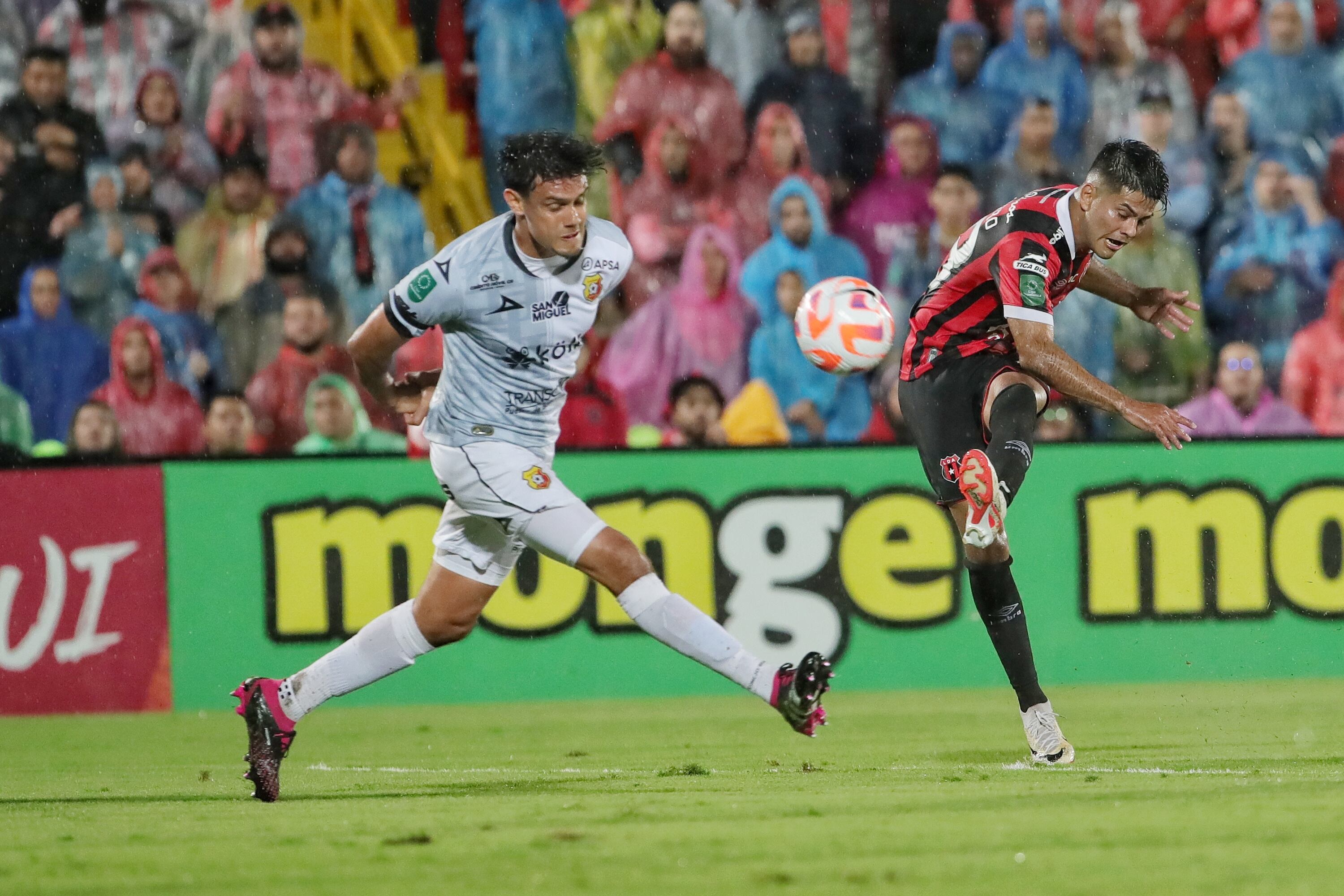 01/11/2023/ Juego entre Liga Deportiva Alajuelense vs Club Sport Herediano por el partido de vuelta de la la copa centroamericana de CONCACAF en el estadio Alejandro Morera Soto / Foto John Durán