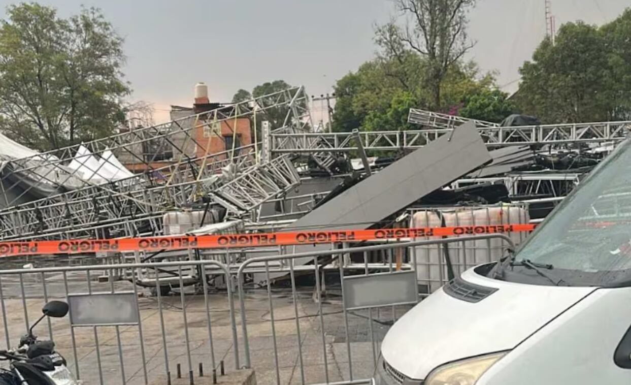 La cantante y actriz mexicana, Alicia Villarreal, se salvó de puro milagro este jueves luego de que el escenario en el que cantaría se desplomara por razones que están en investigación.