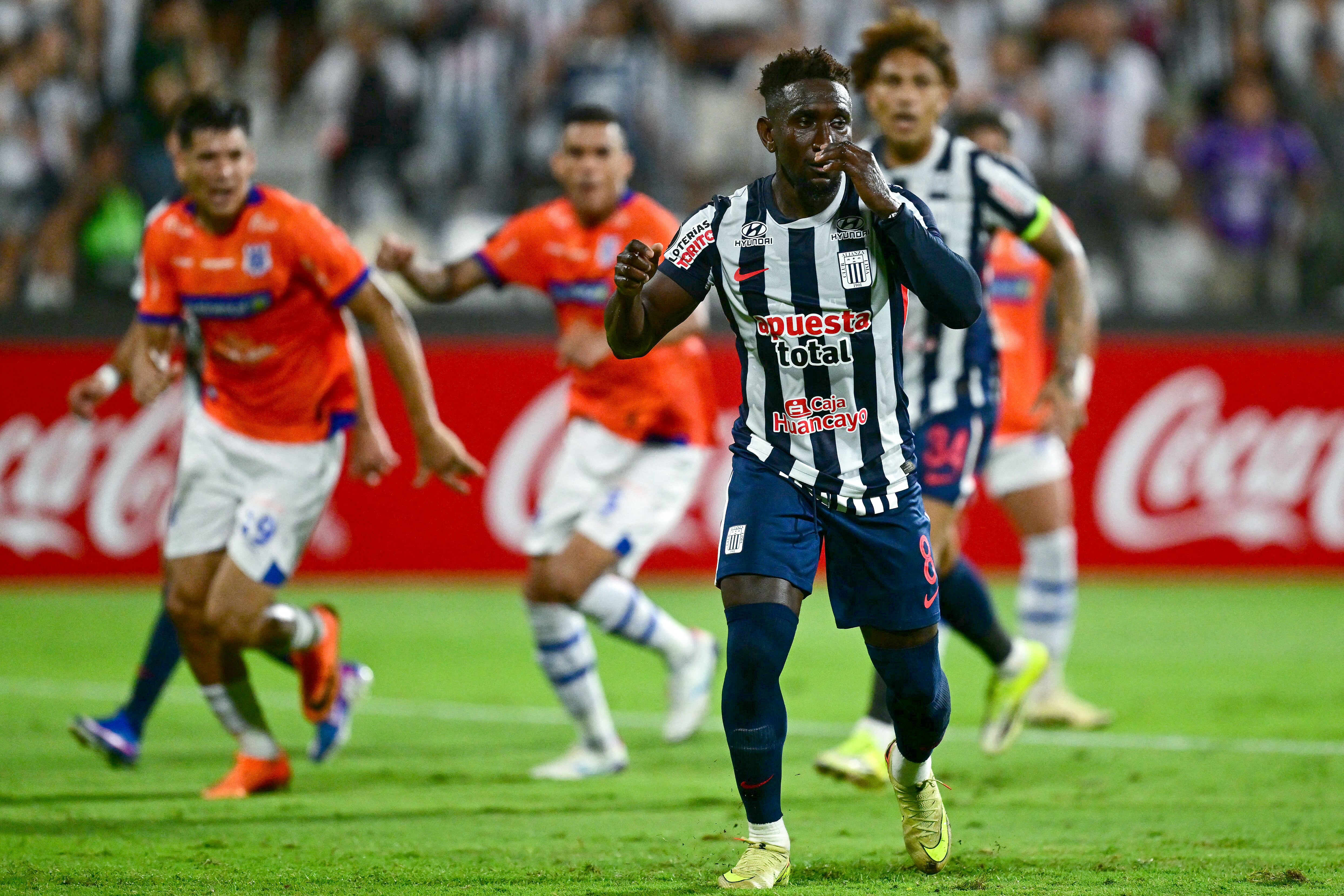 El jugador ecuatoriano del Alianza Lima de Perú, Eryc Castillo reacciona luego de fallar un penal en la Copa Libertadores, que desató un lamentable caso de racismo.