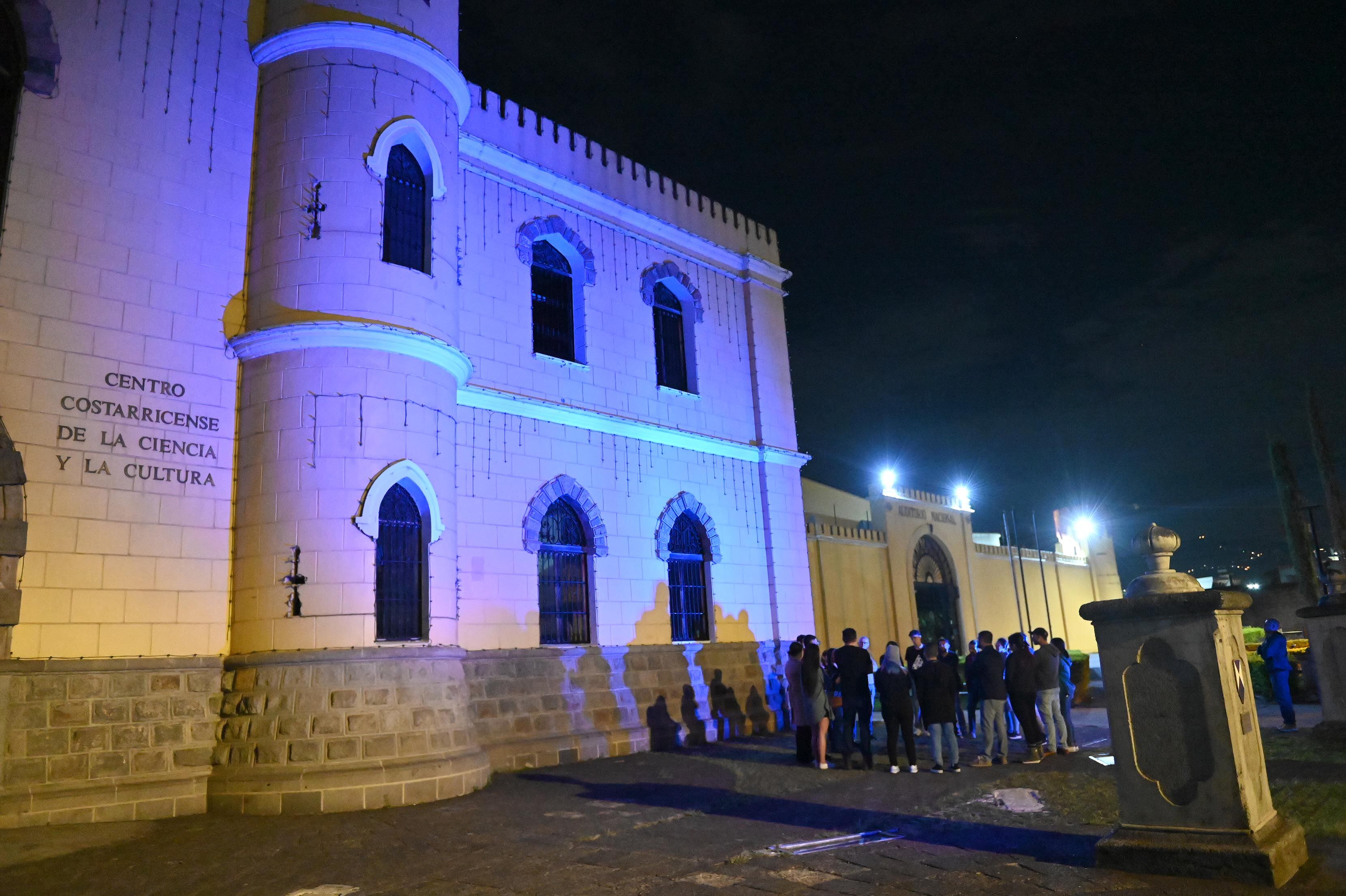 10 de mayo del 2025. San José. 18:00 hrs. Tour San José Encantado. Un grupo de 22 personas entre los 20 y 40 años participó en un recorrido por diferentes edificios y lugares de la capital en donde se ha comprobado la presencia de actividad paranormal. El cementerio obrero, el general, el Museo de los Niños, La Clínica Bíblica; entre otros, forman parte del recorrido en el que Israel, el guía, explica en base a sus investigaciones y evidencias fotográficas y de audios los eventos fuera de lo natural que ocurren en esos espacios. En la foto: El grupo fue llevado en una buseta a las diferentes ubicaciones y el guía Israel narró los eventos que ahí ocurren. Los guías Israel Barrantes y Samantha Salas fueron los encargados de explicar el tour. Foto: Albert Marín para la Teja.