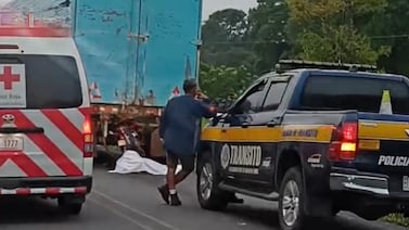 Hombre muere al chocar con tráiler; motocicleta quedó incrustada