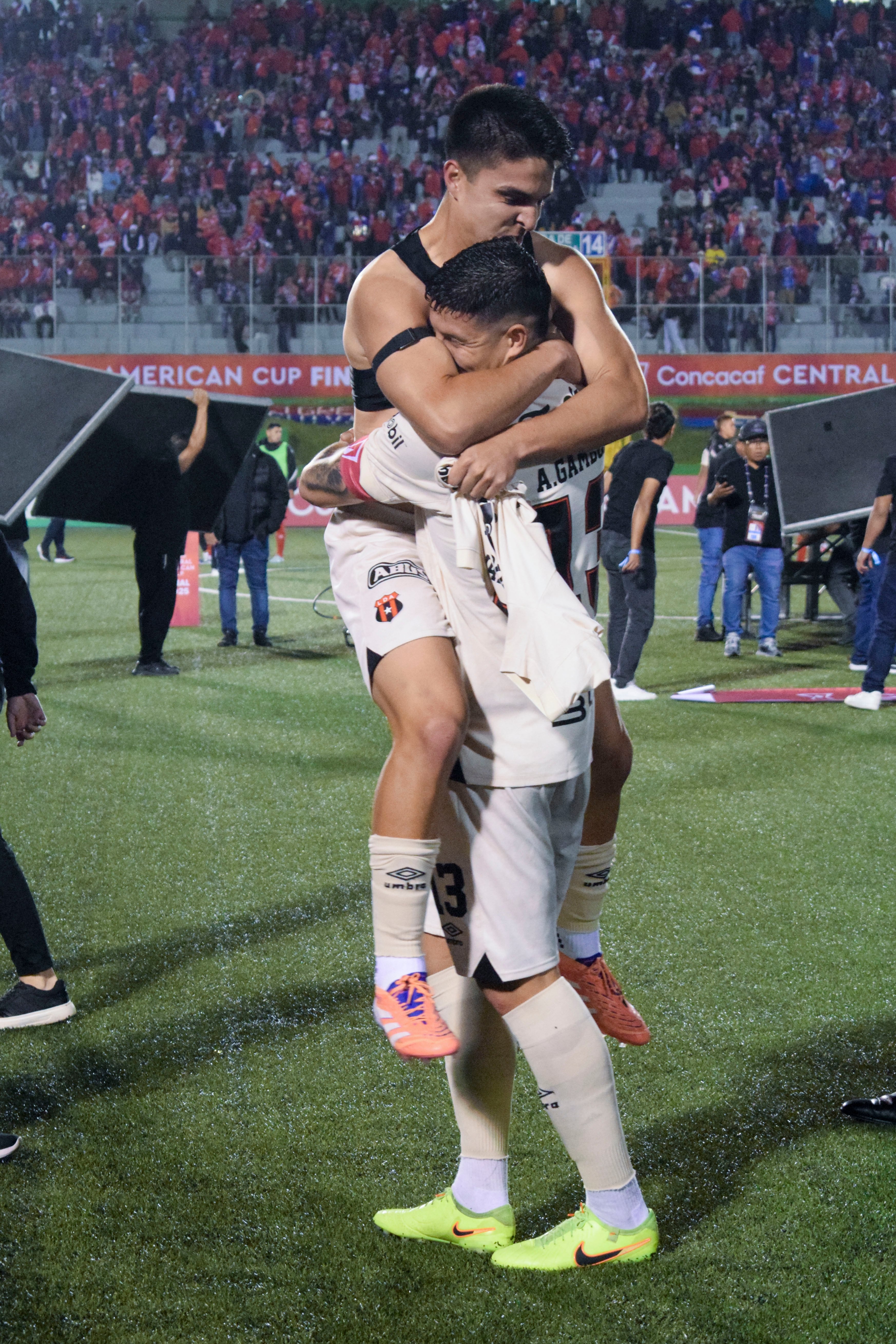 Santiago van der Putten sería titular este sábado; mientras que Alexis Gamboa no jugará por acumulación de amarillas. En la imagen festejan el tricampeonato en Centroamérica.