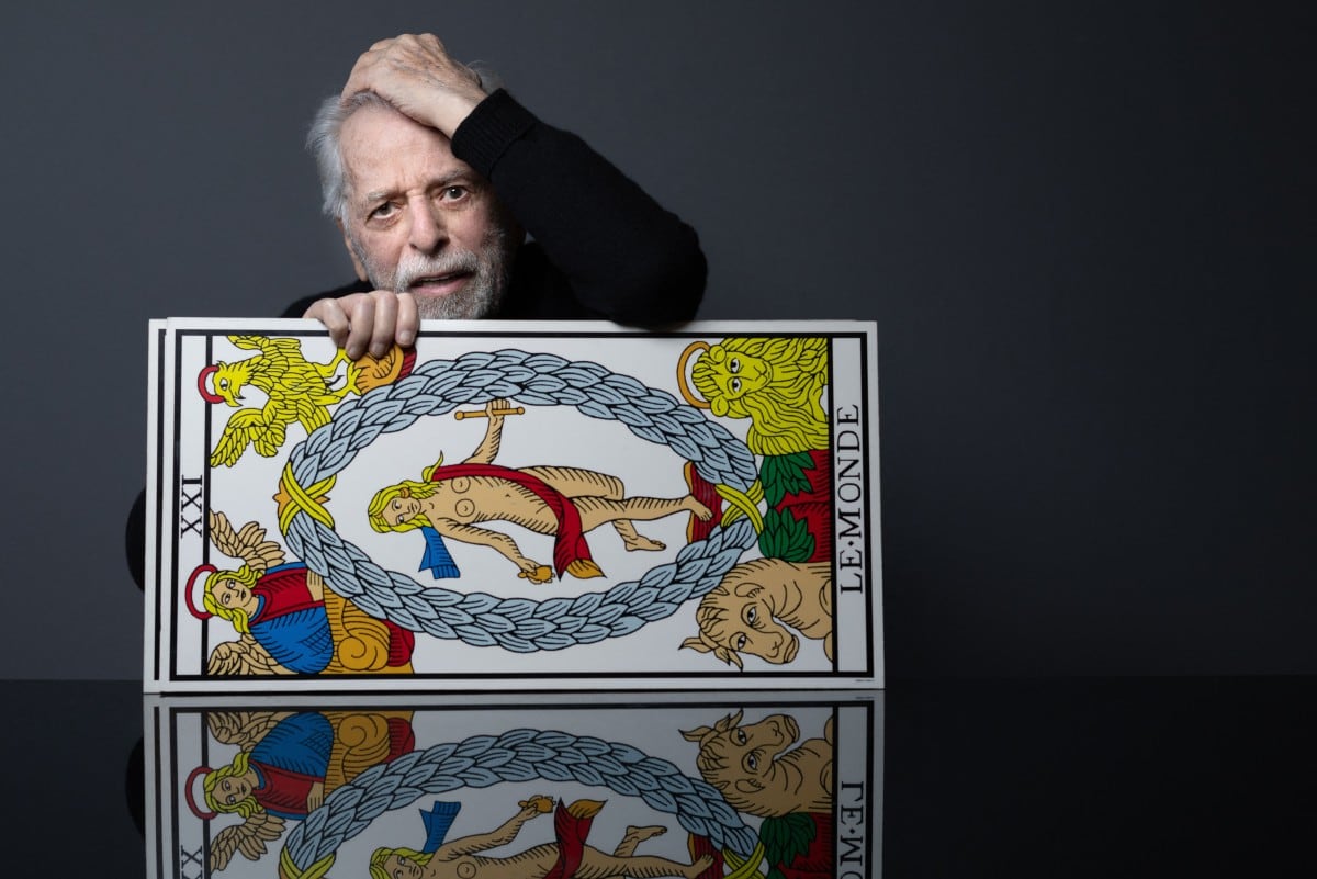 El cineasta, dramaturgo, actor, escritor, músico y guionista de cómics chileno-francés Alejandro Jodorowsky posa durante una sesión fotográfica en su casa en París, el 16 de febrero de 2026.