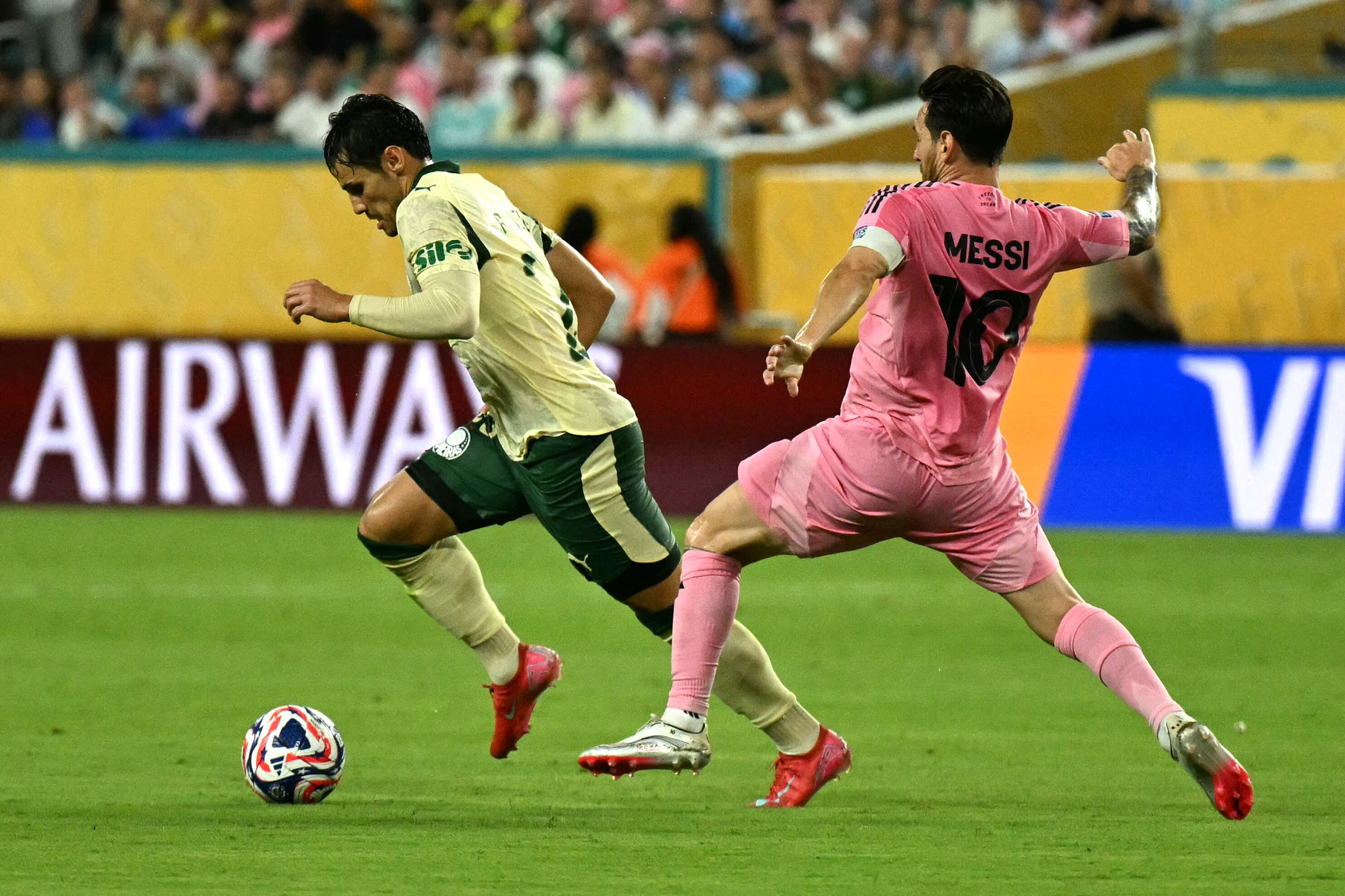 Lionel Messi, del Inter de Miami, va a la marca del volante de Palmeiras' Raphael Veiga, durante el partido por el Mundial de Clubes.