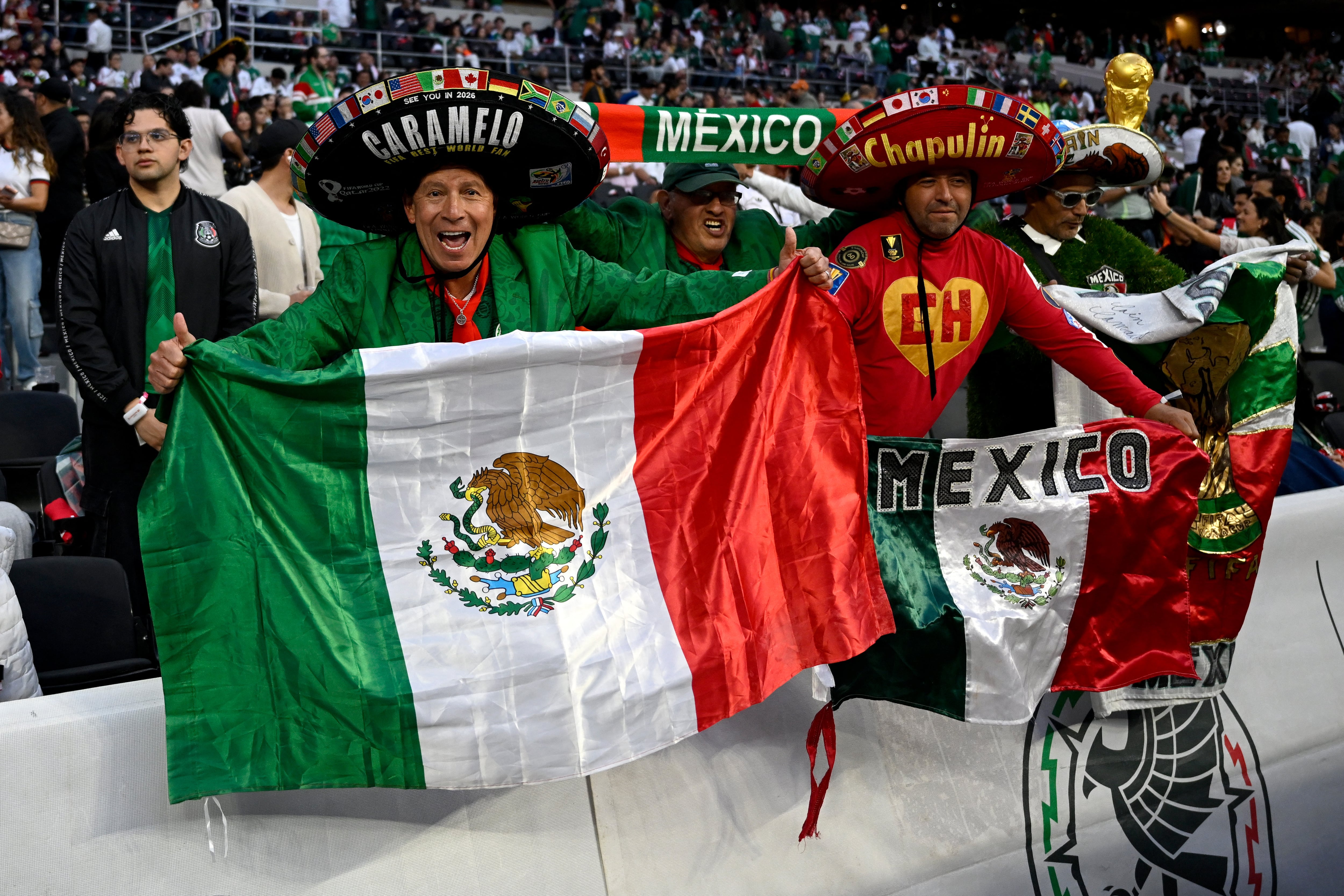 Estos aficionados mexicanos acudieron al partido de la Selección azteca ante Portugal, en la reinauguración del Estadio Azteca (rebautizado Banorte) el 28 de marzo ante Portugal.