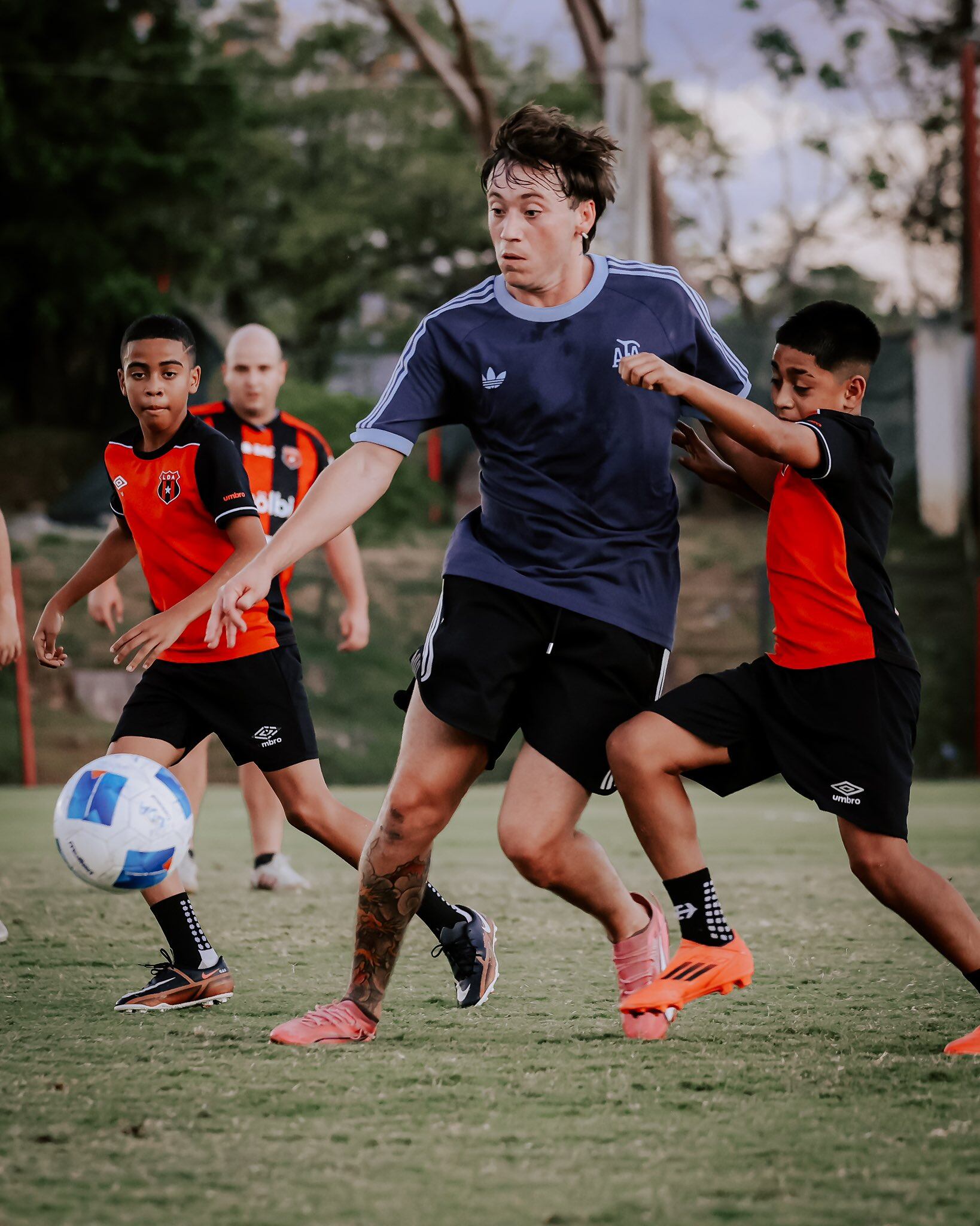 Paulo Londra mostró sus habilidades para el fútbol al lado del futuro de Liga Deportiva Alajuelense.